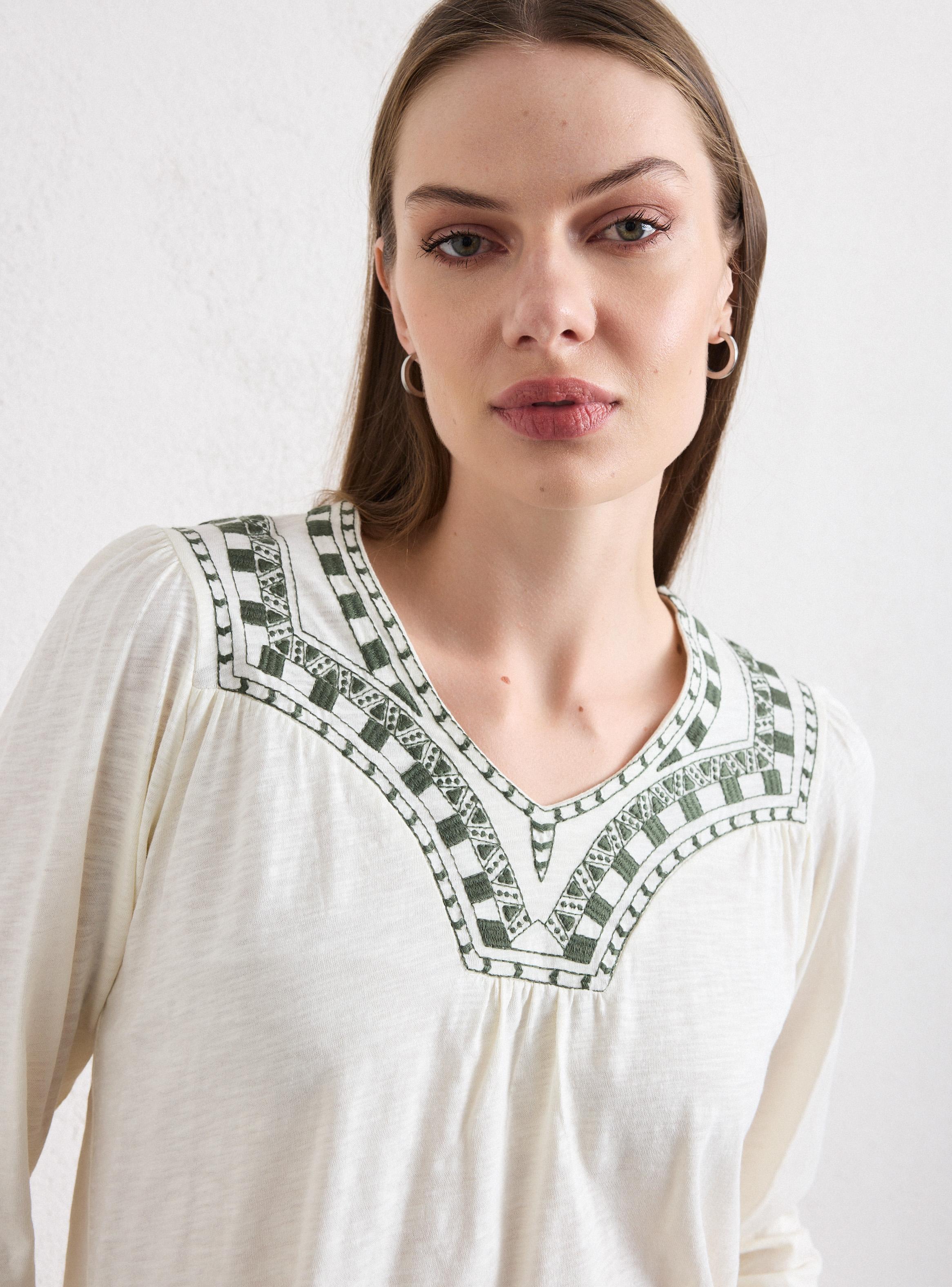 Polera Bordada en Escote-2