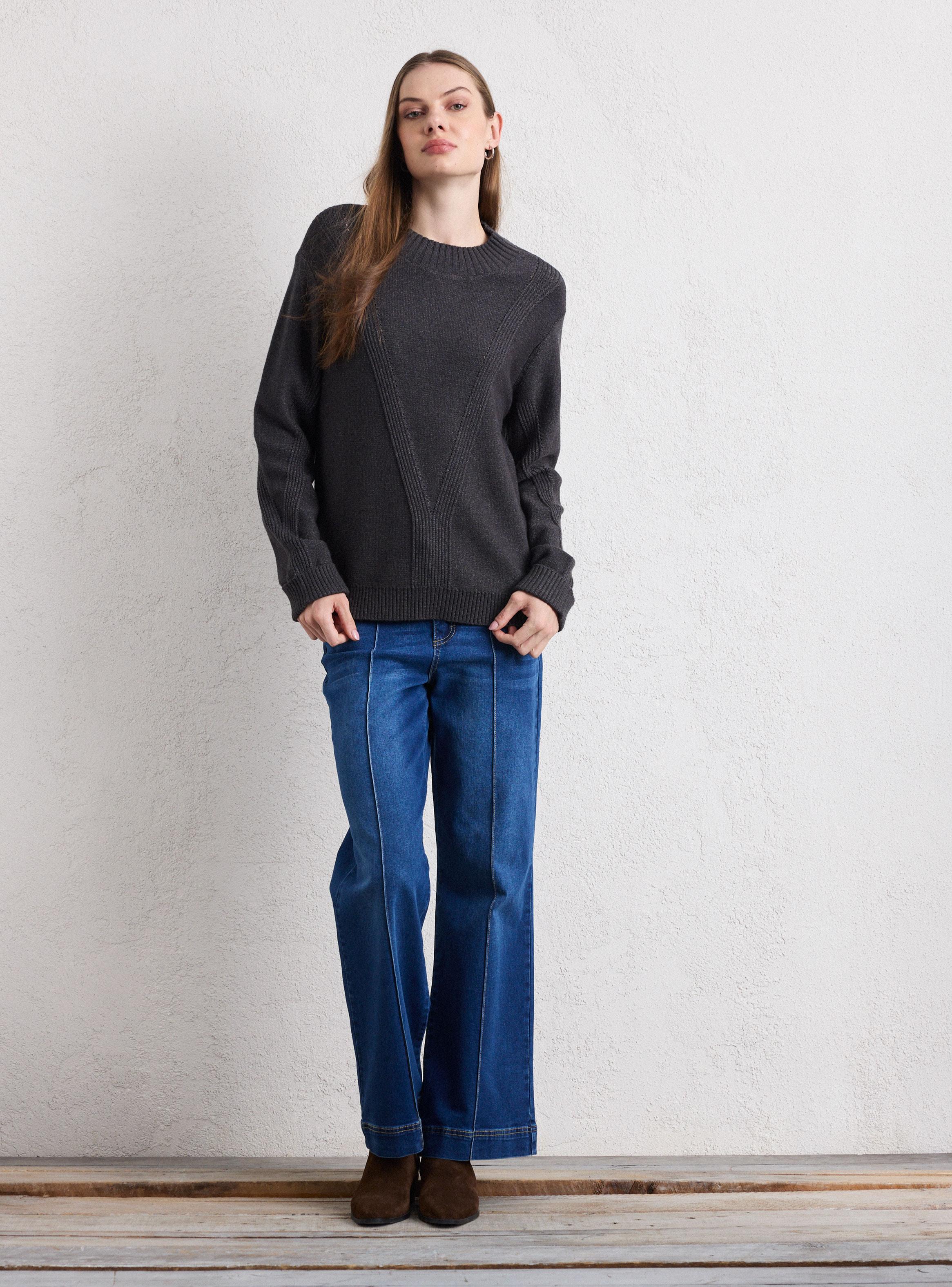 Sweater Cuello Alto con Diseño Frontal-4