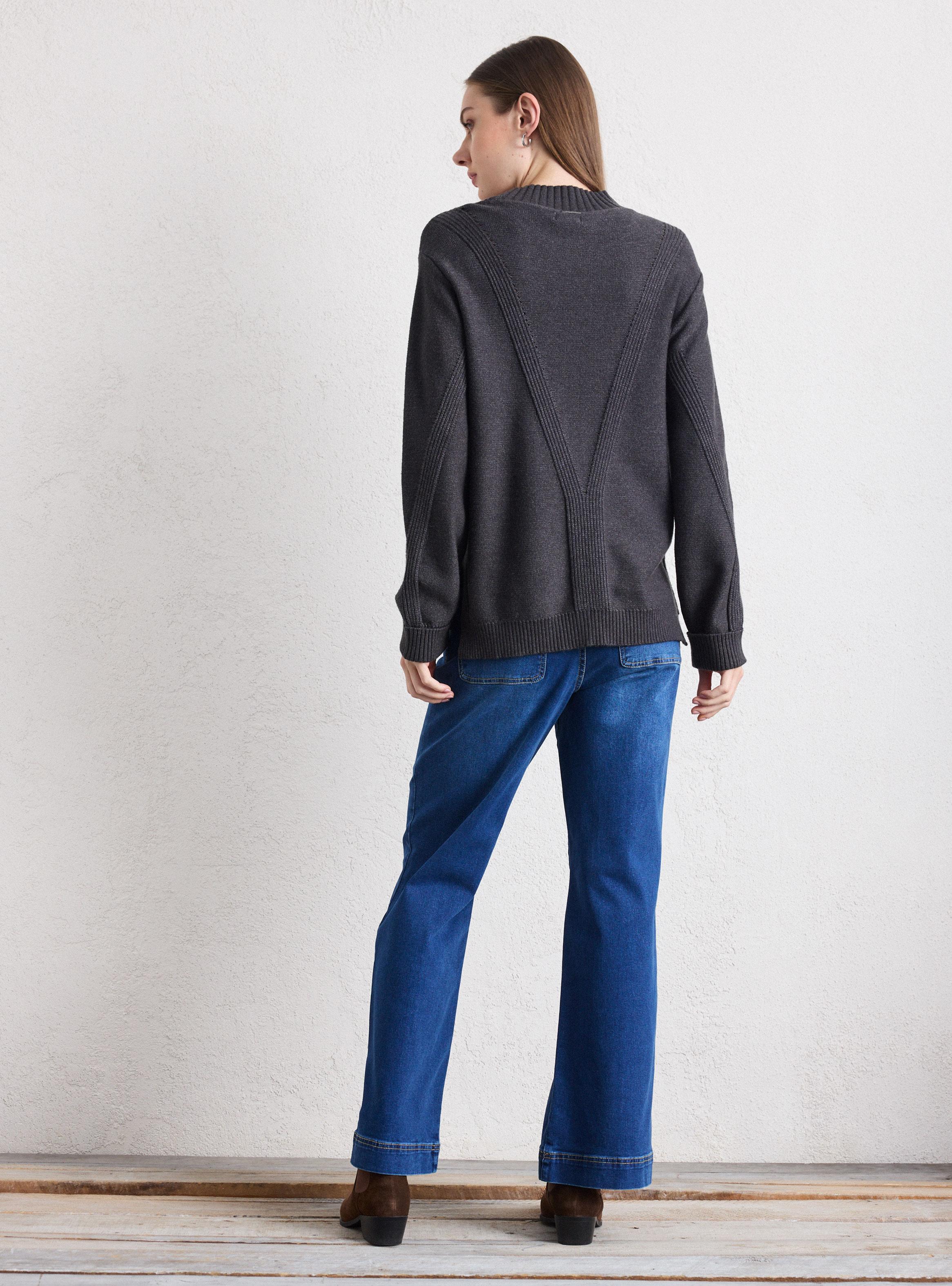 Sweater Cuello Alto con Diseño Frontal-5