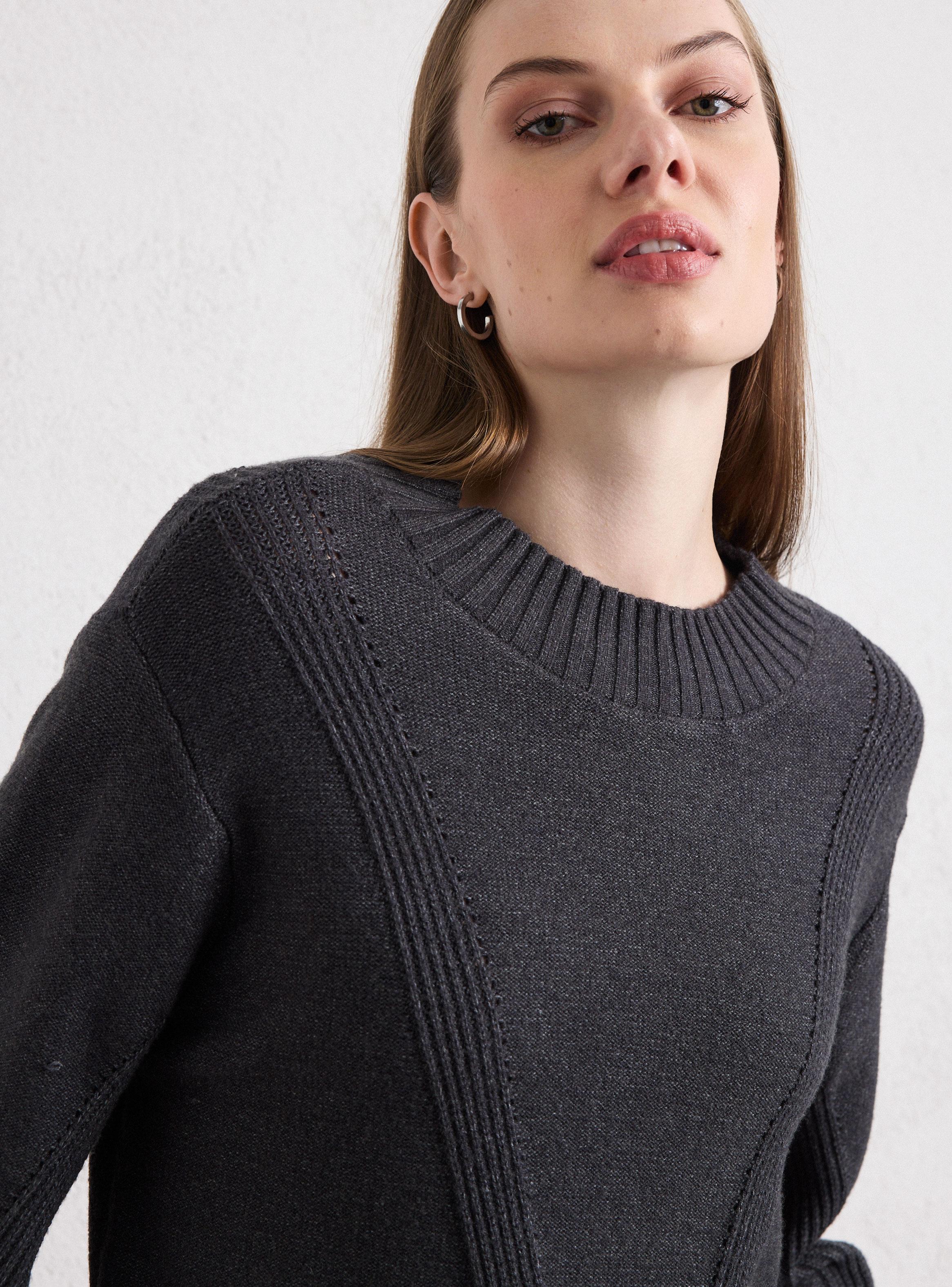 Sweater Cuello Alto con Diseño Frontal-2