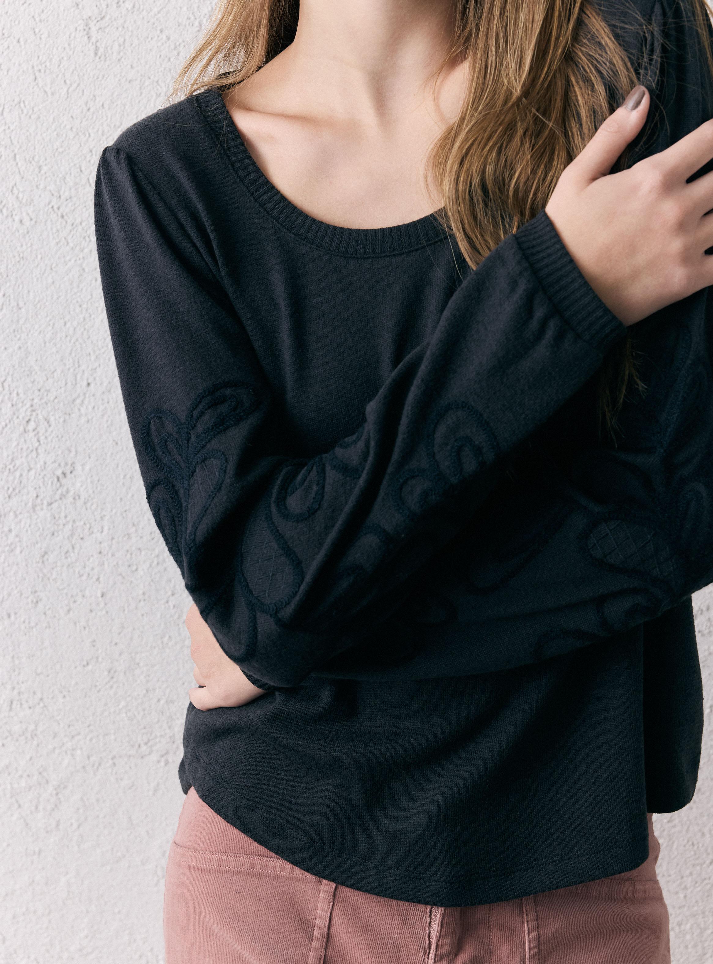 Polera Tejida con Bordado en Mangas-3