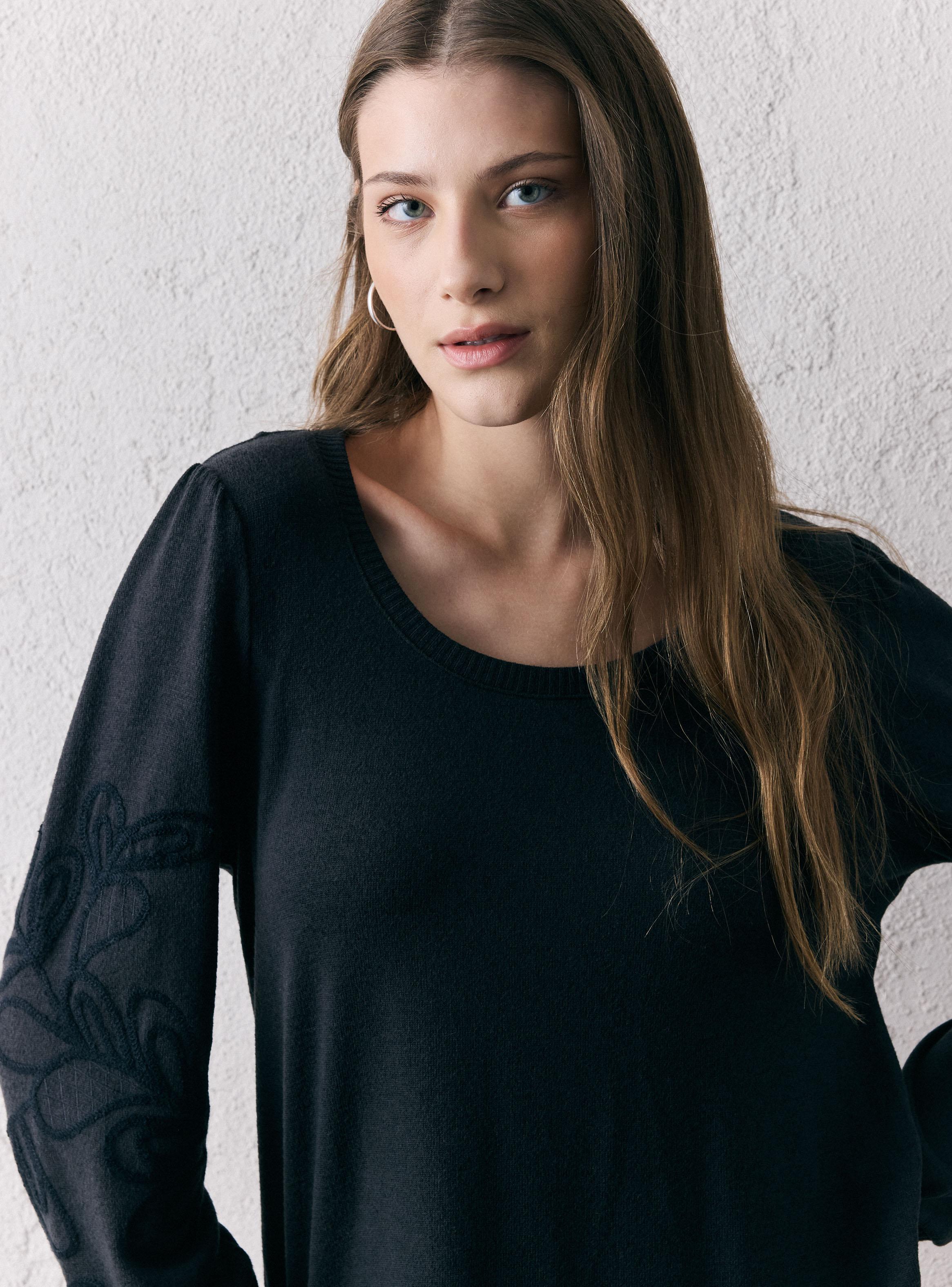 Polera Tejida con Bordado en Mangas-2