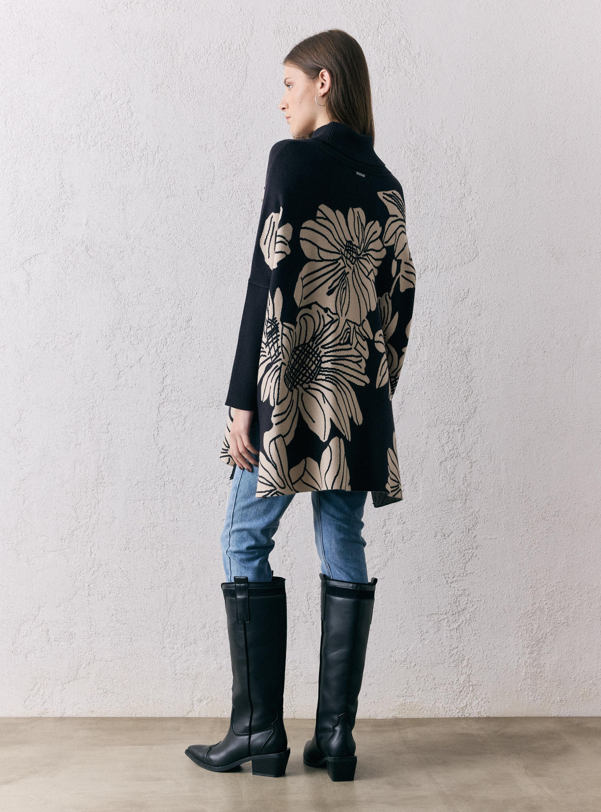 Sweater Tipo Capa con Diseño-5