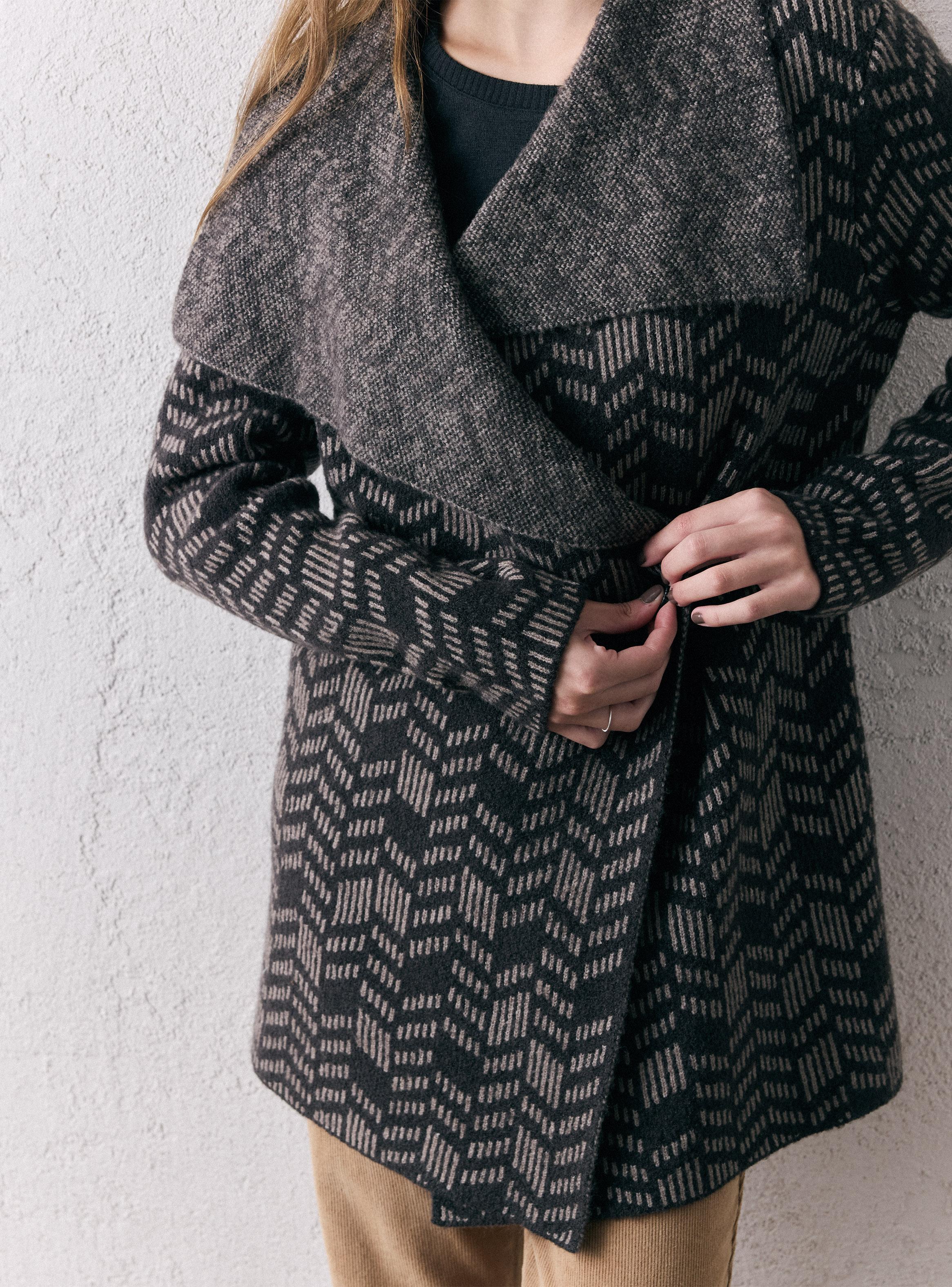 Chaleco con Cuello Envolvente y Diseño-3