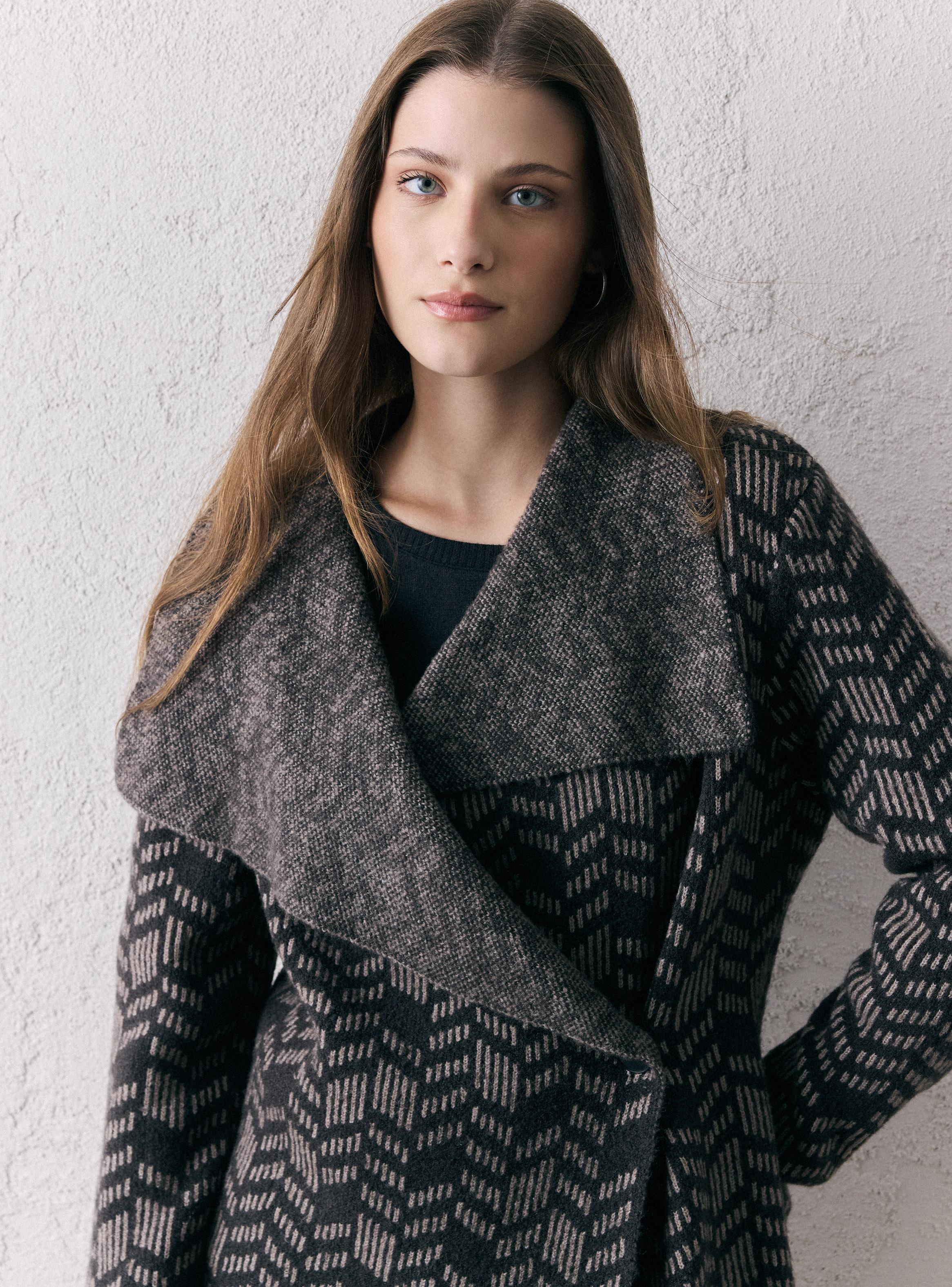 Chaleco con Cuello Envolvente y Diseño-2