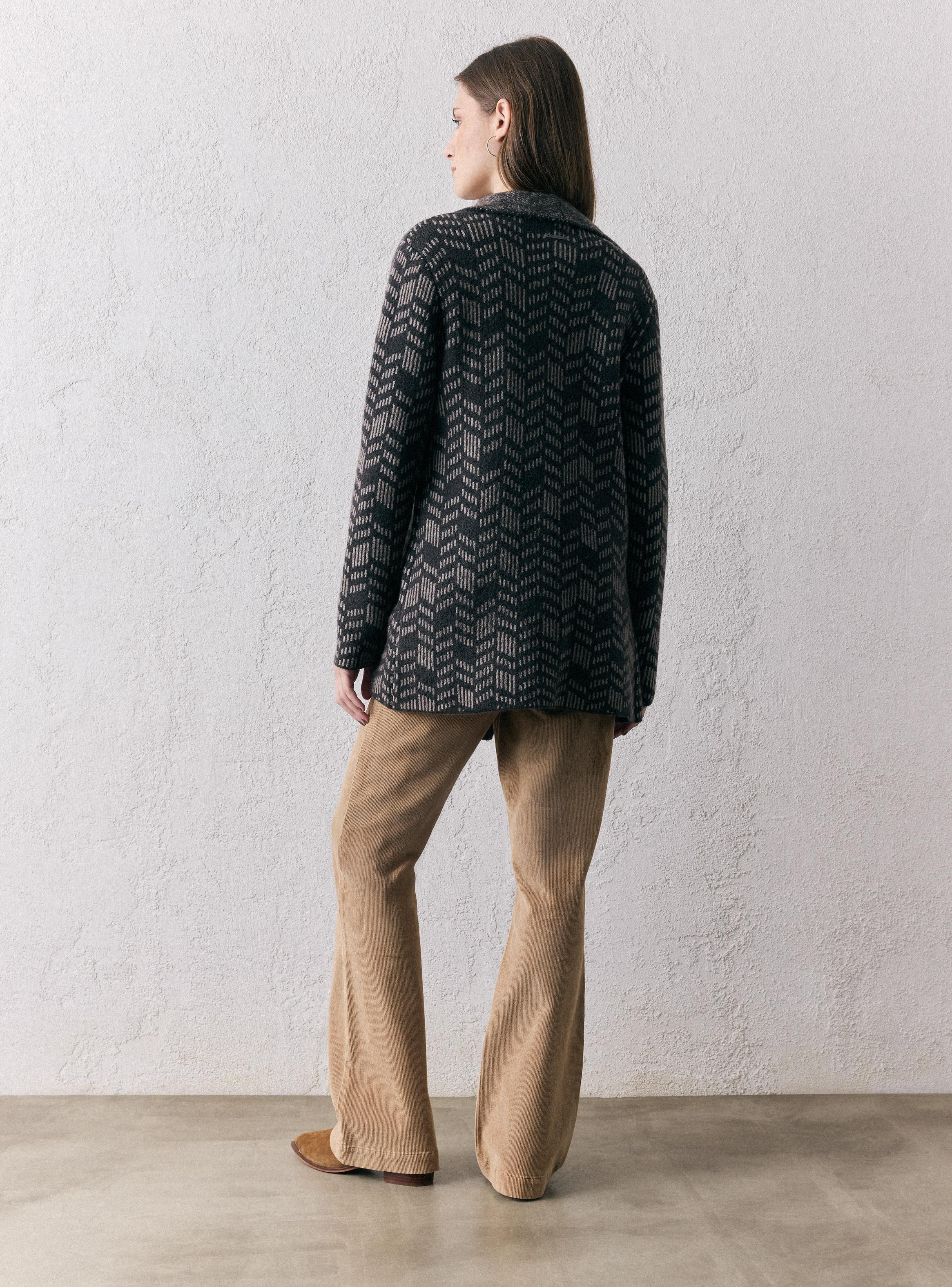 Chaleco con Cuello Envolvente y Diseño-5