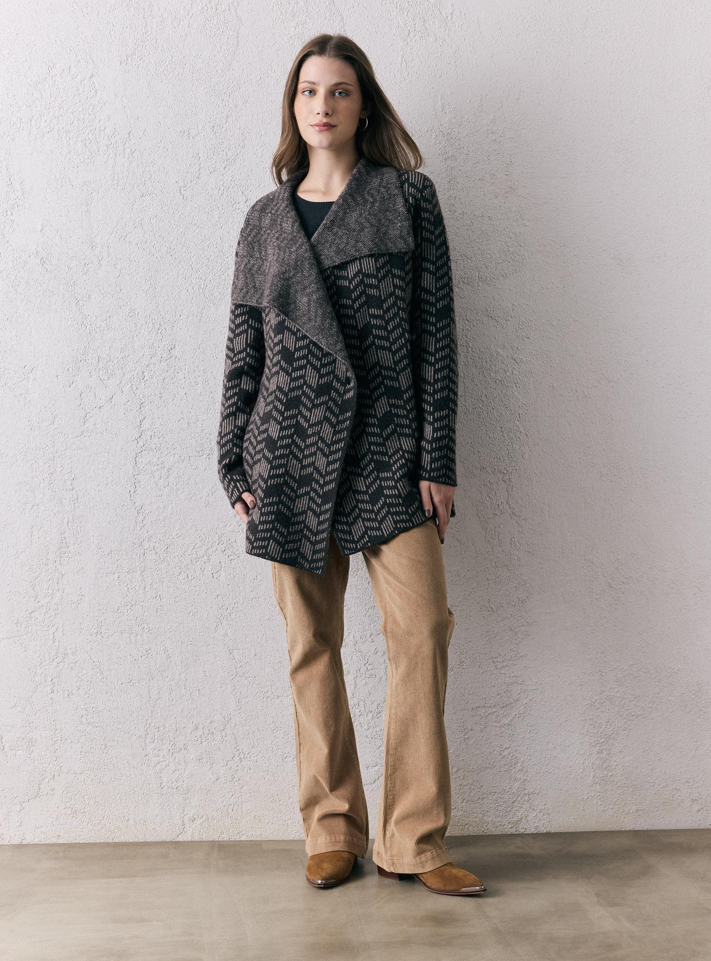 Chaleco con Cuello Envolvente y Diseño-4