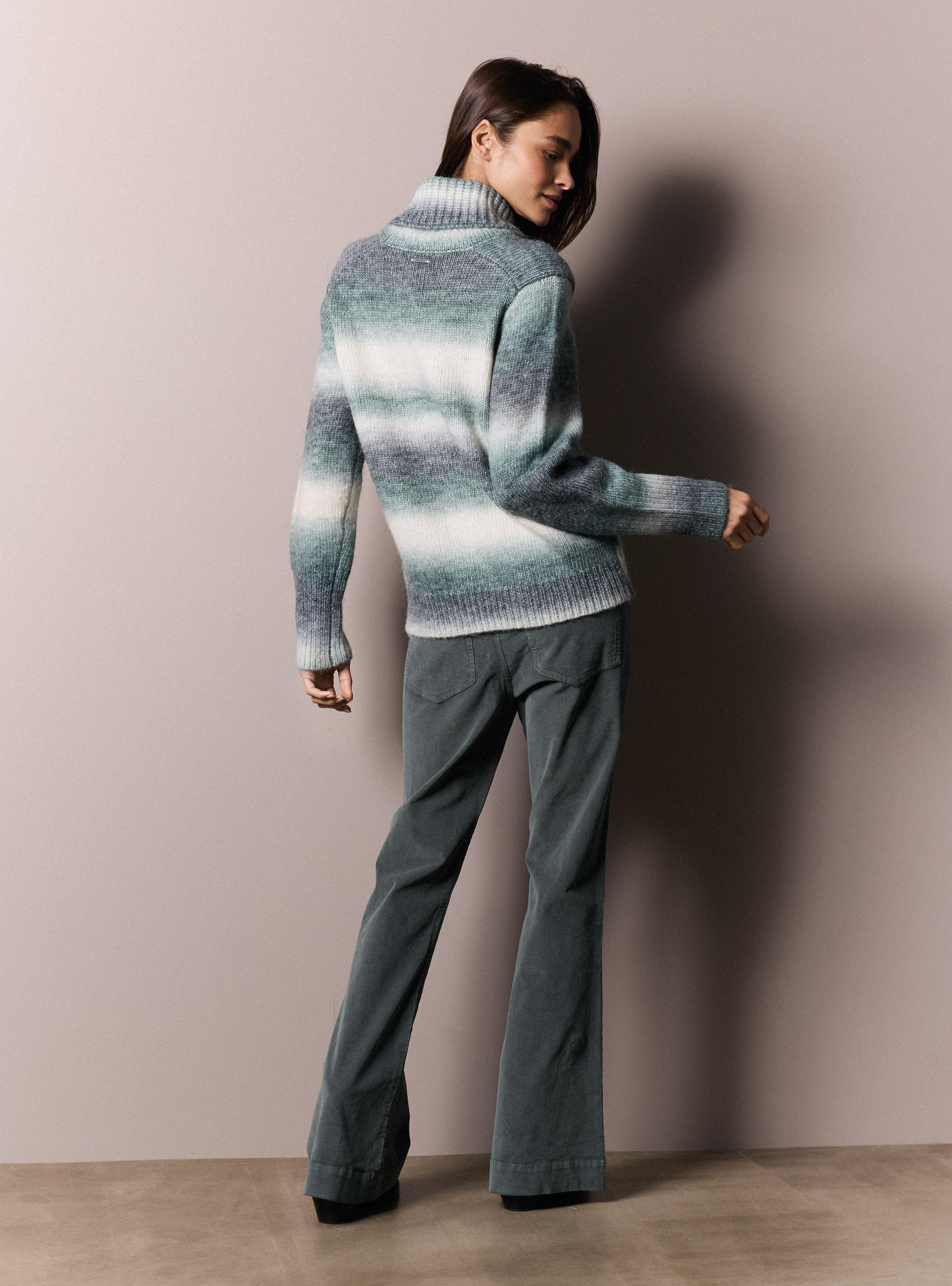 Sweater Cuello Beatle y Diseño Degradado-5