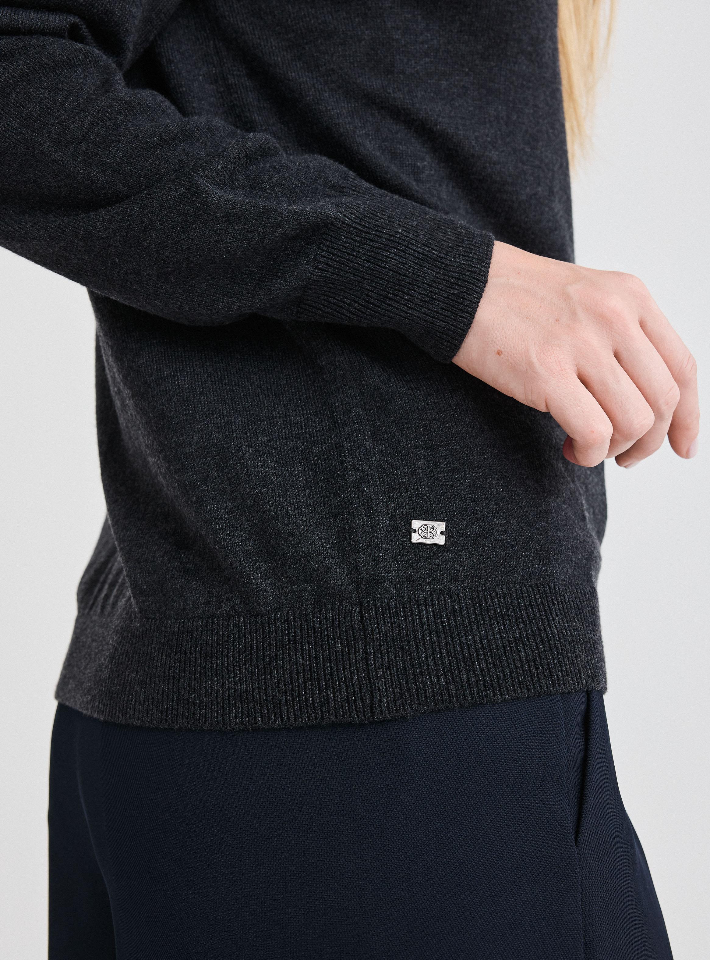 Sweater Cuello Redondo con Logo de Cristales-3