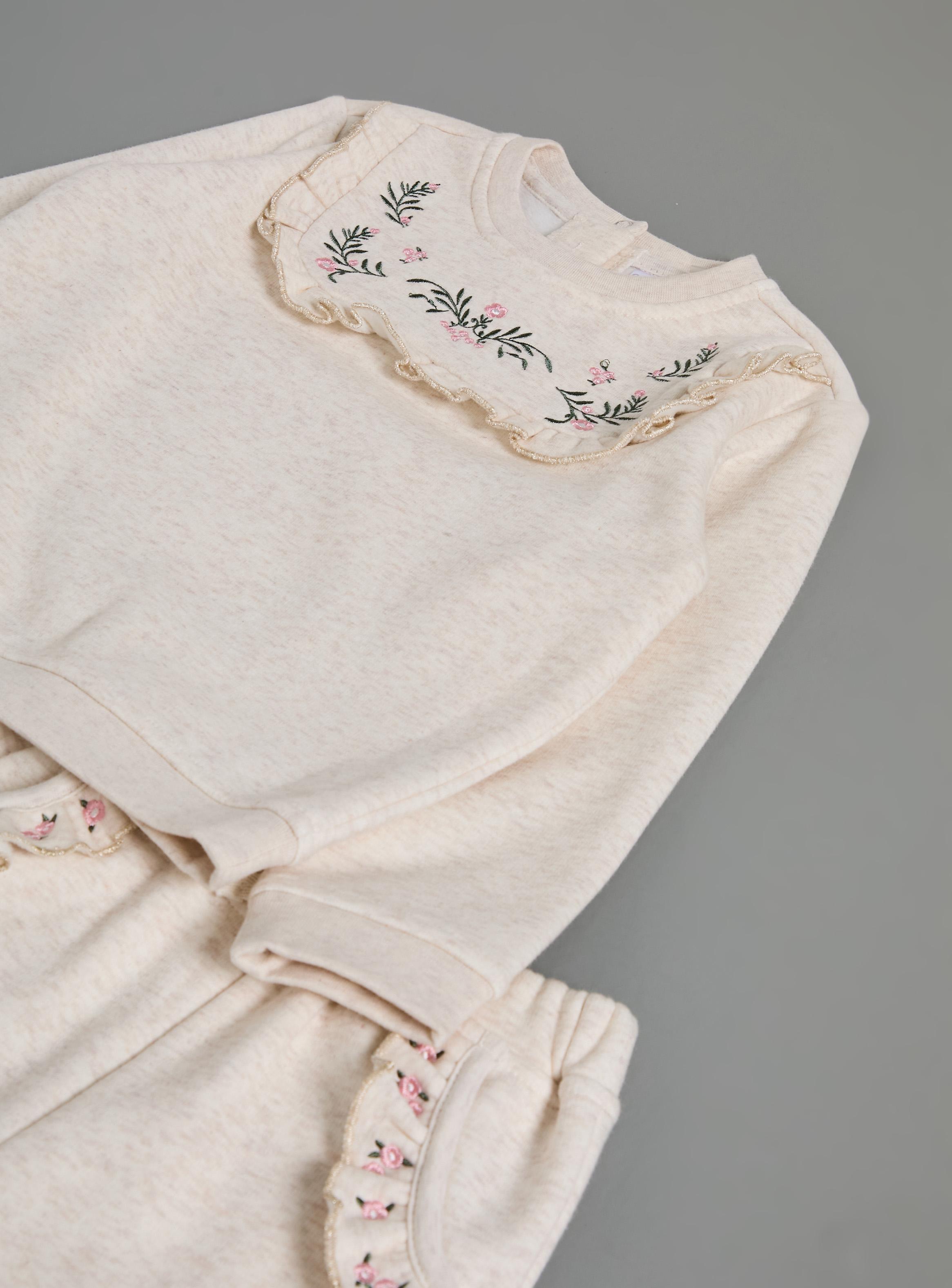 Buzo Bordado Romántico y Vuelitos en Ruedo-3