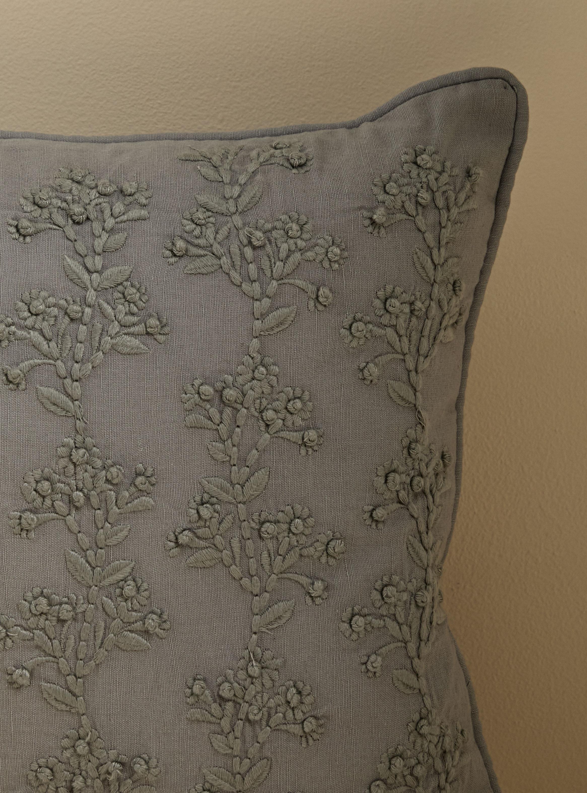 Cojín Flor Bordado 35x50 cm-2