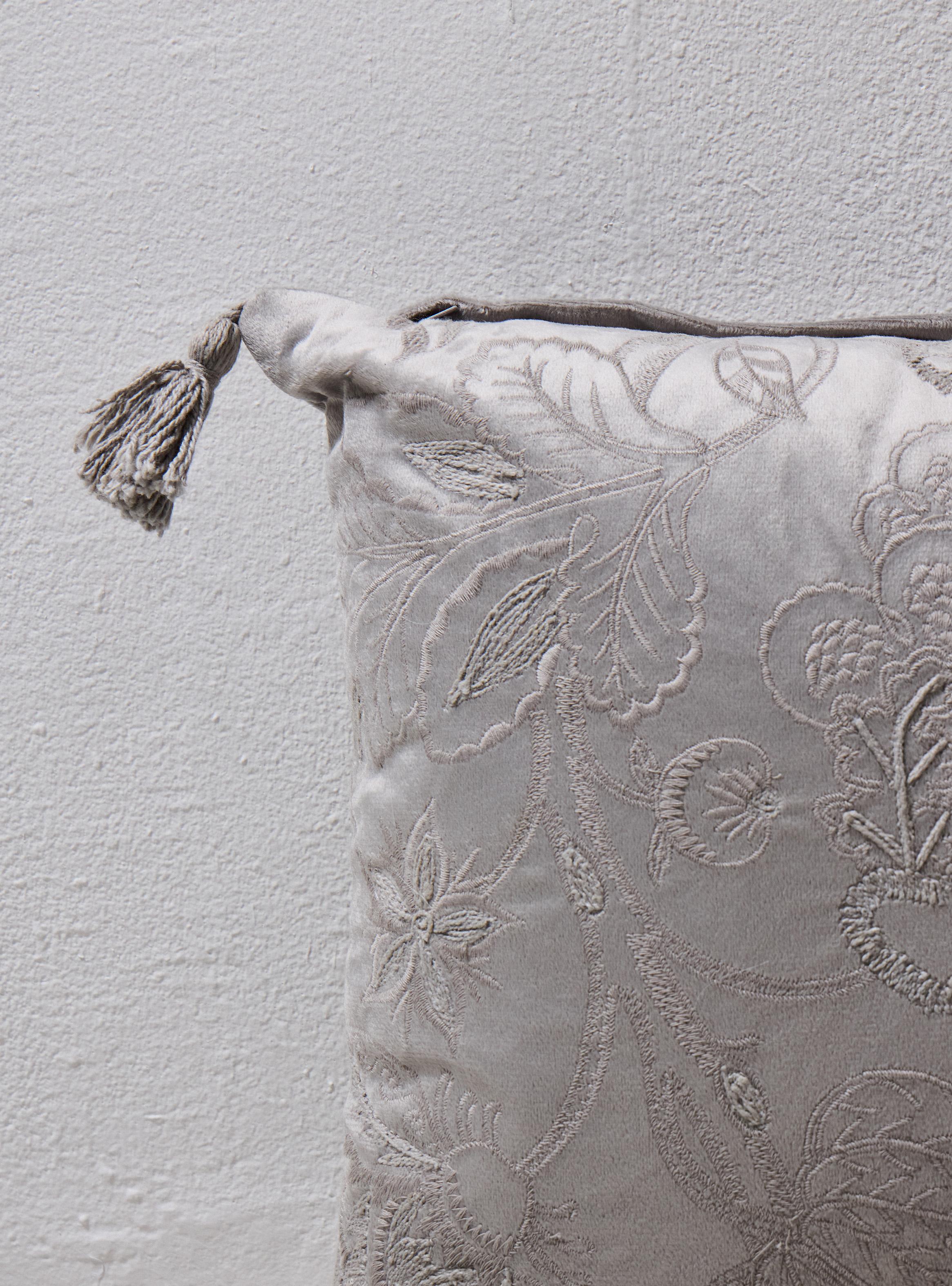 Cojín Velvet Bordado Gris 35x50 cm-2