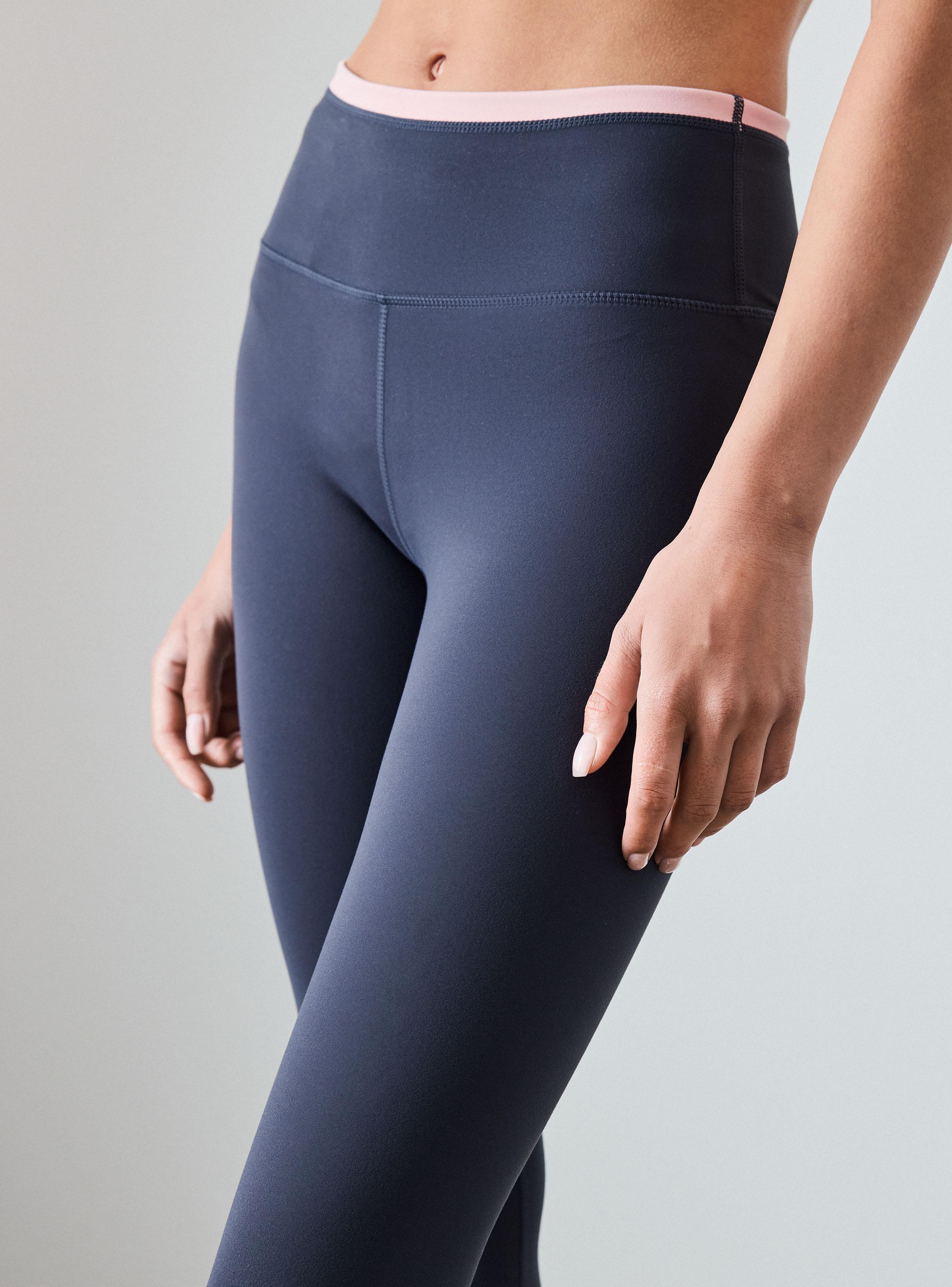 Calza Pretina Alta Detalle en Contraste-2