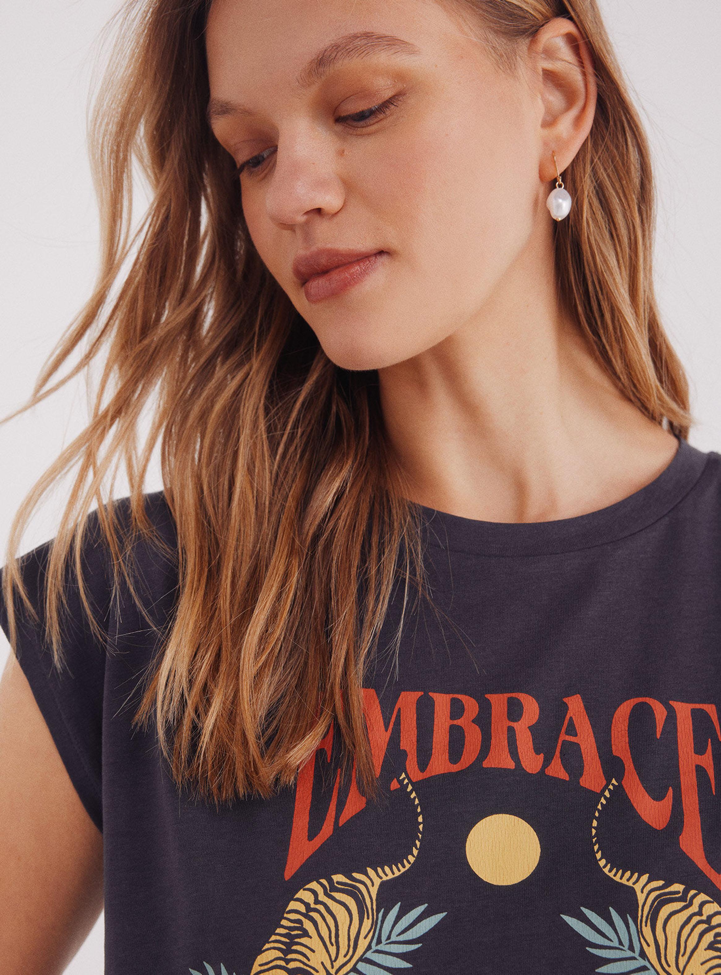 Polera Gráfica con Manga Diagonal-3