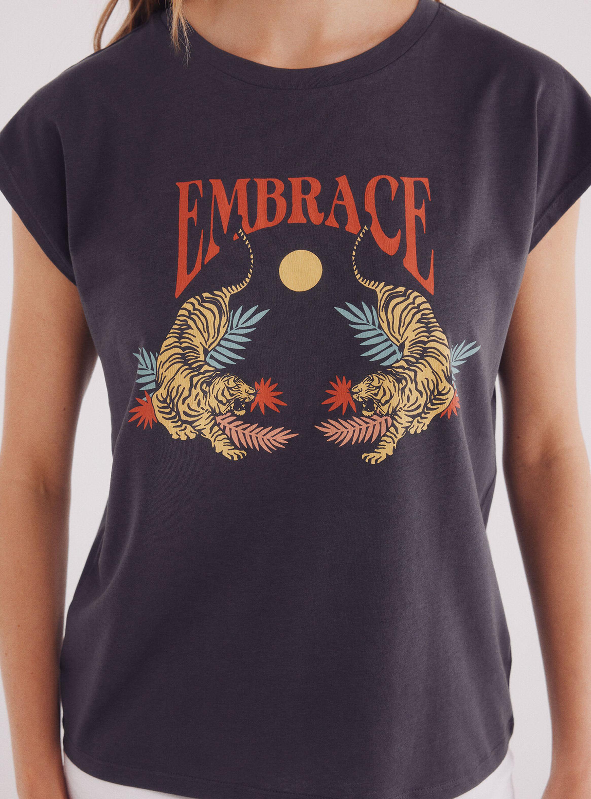 Polera Gráfica con Manga Diagonal-2