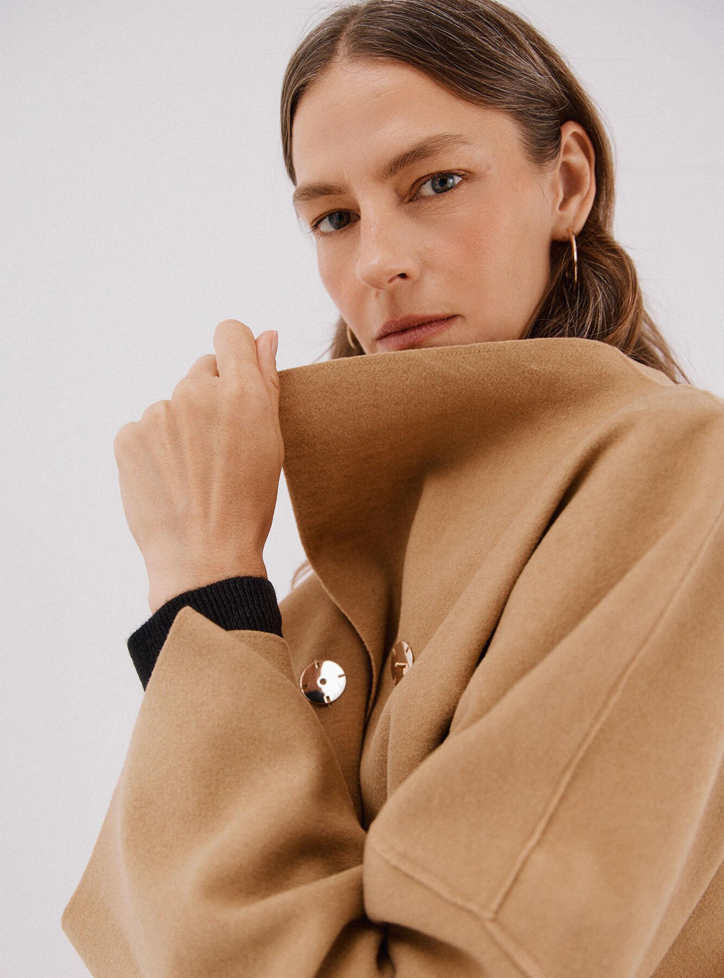 Abrigo Capa con Tejido Ligero-2