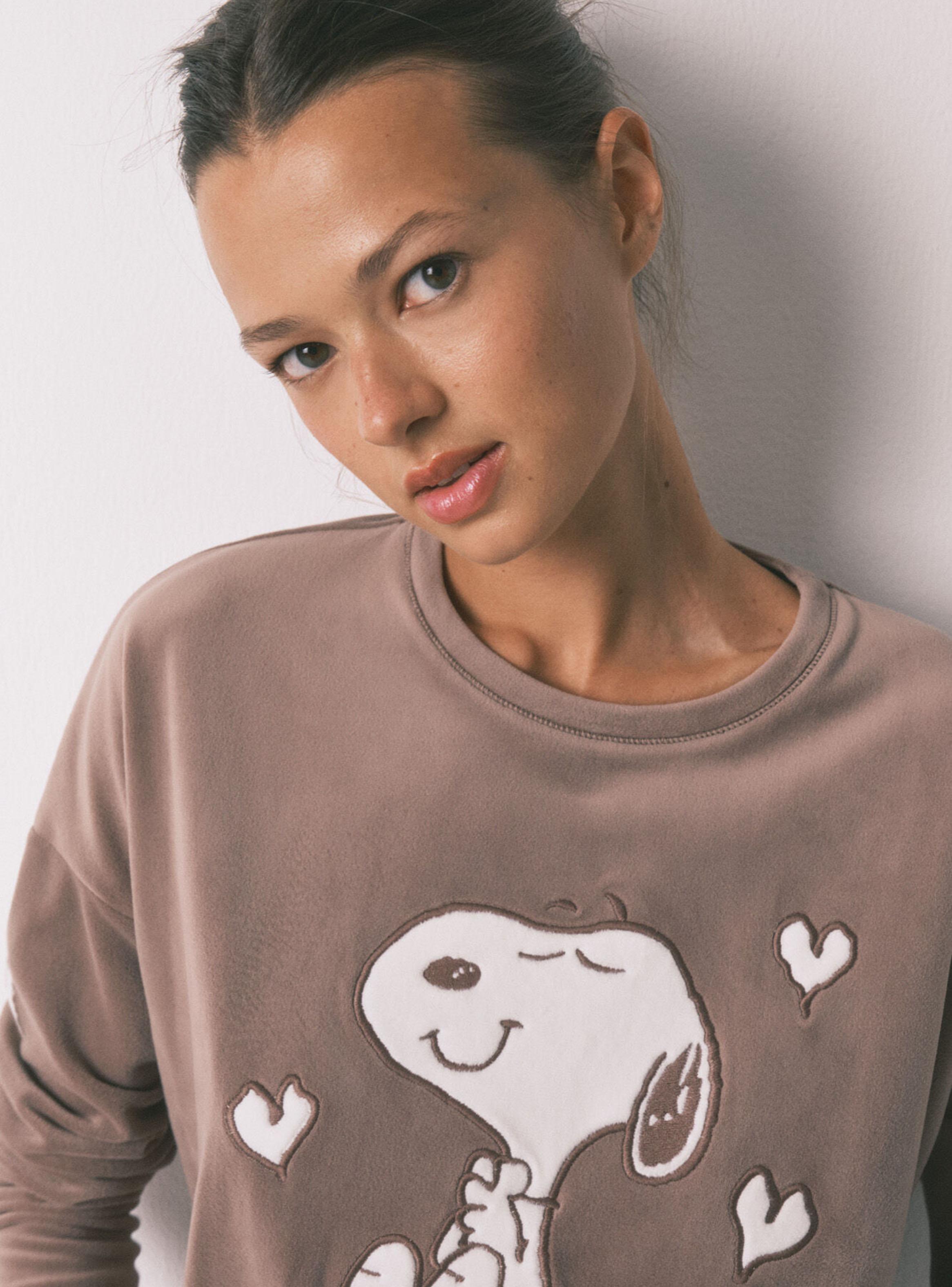 Pijama Largo Terciopelo Elástico Marrón Snoopy-3