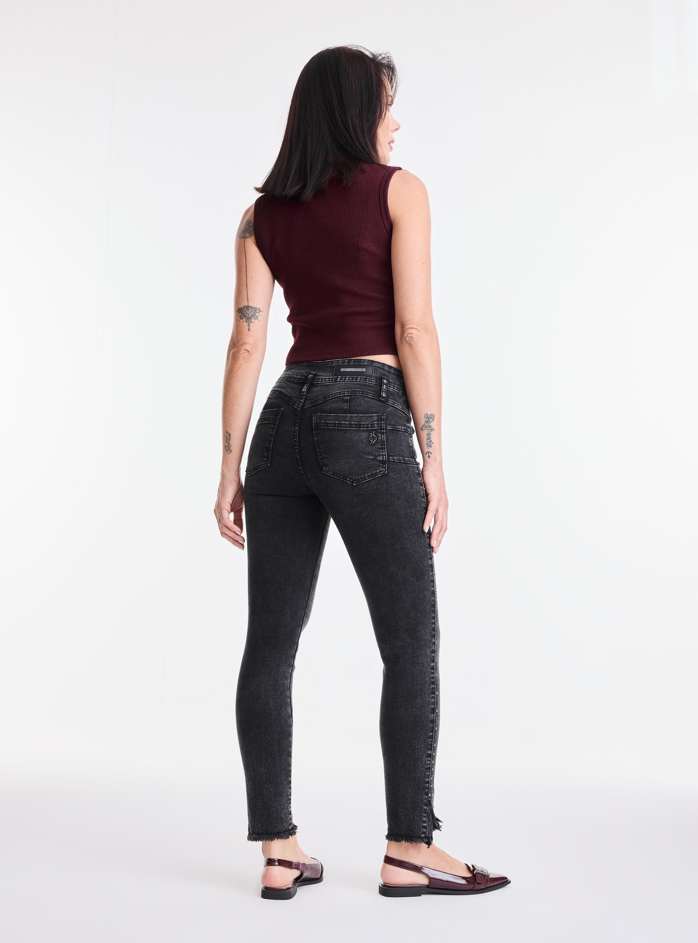 Jeans Push Up Tachas en el Costado-5