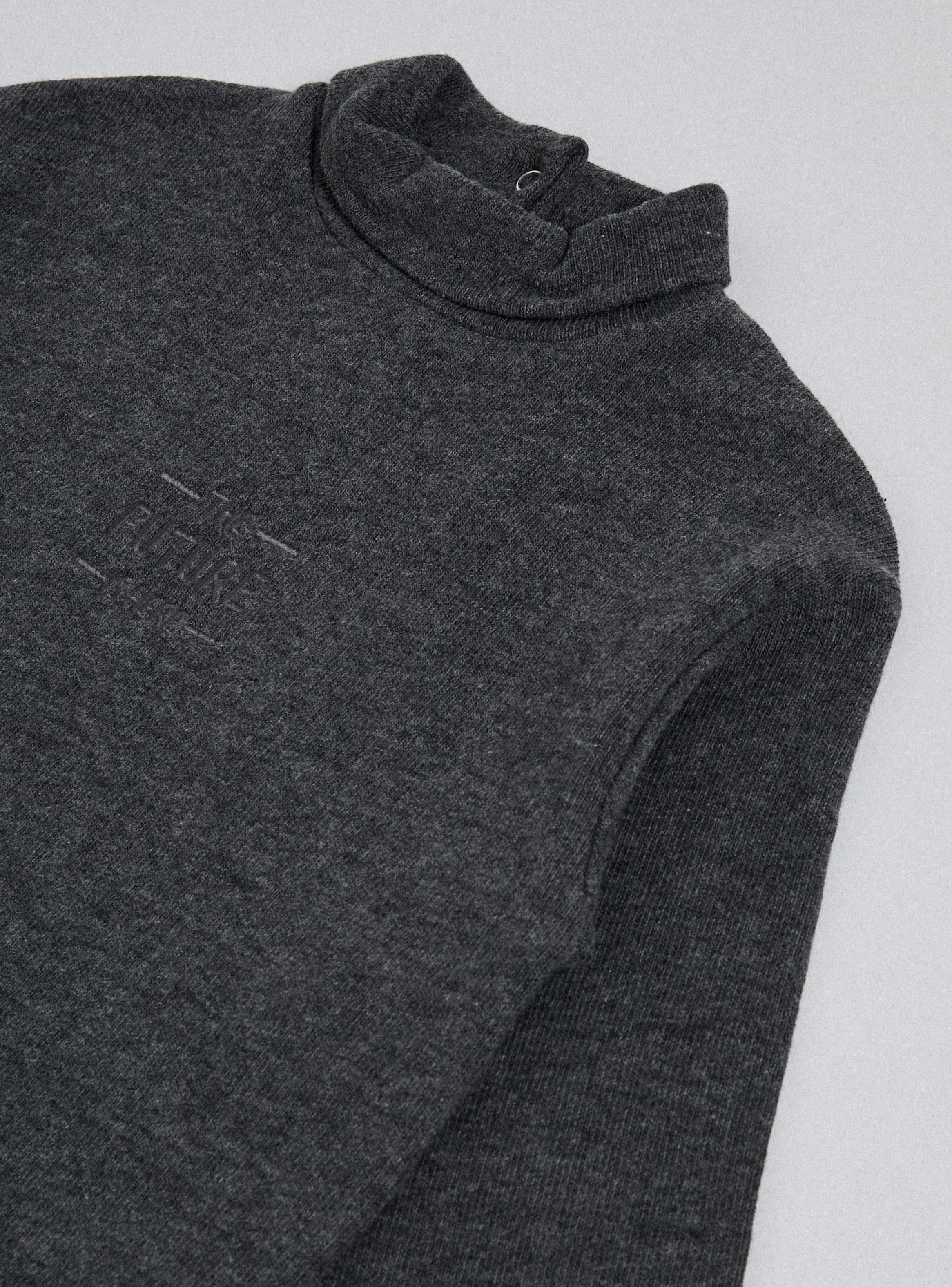 Polera Manga Larga Gruesa con Bordado-3