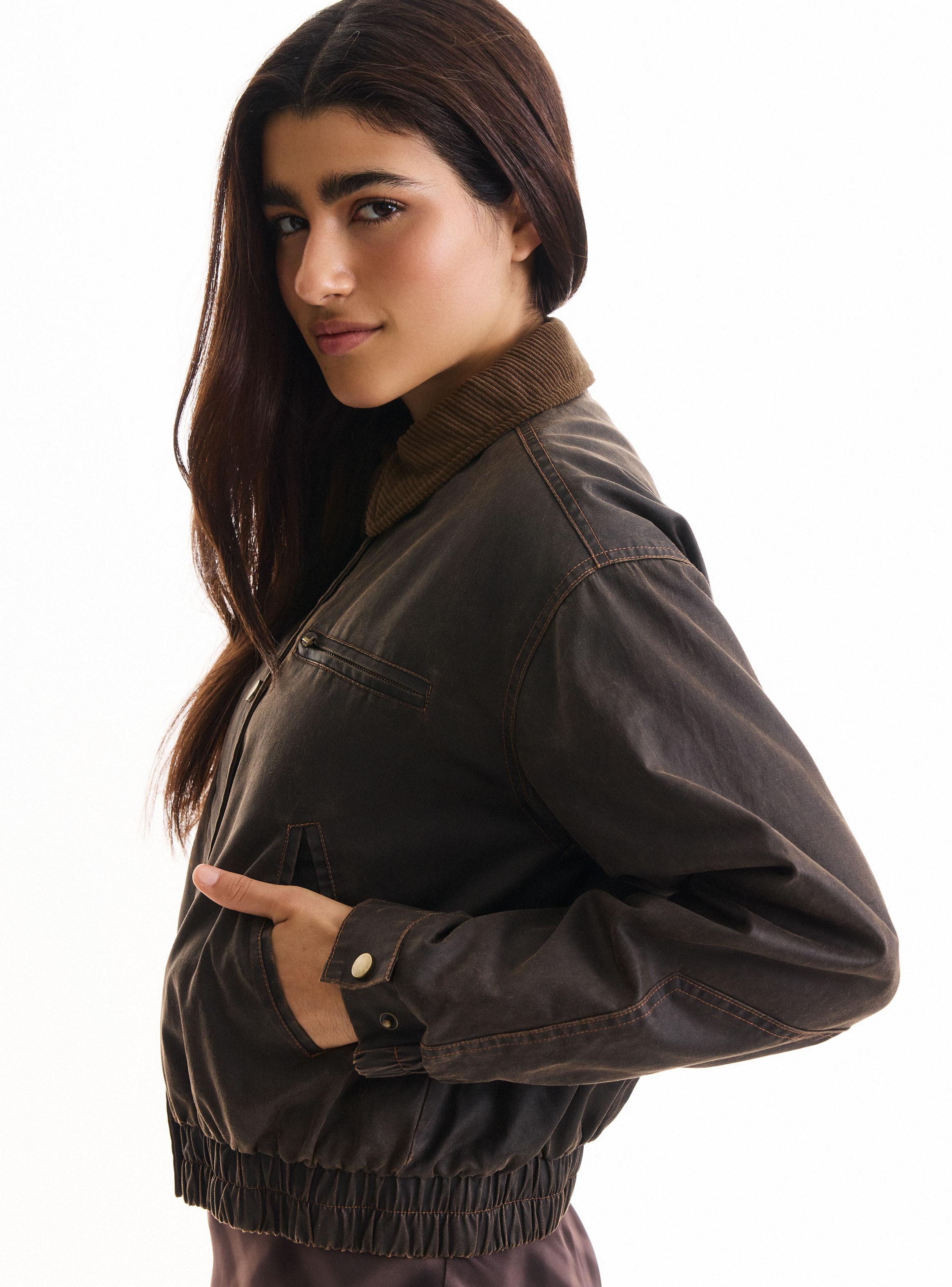 Chaqueta Corta con Detalle Cotelé en Cuello-3