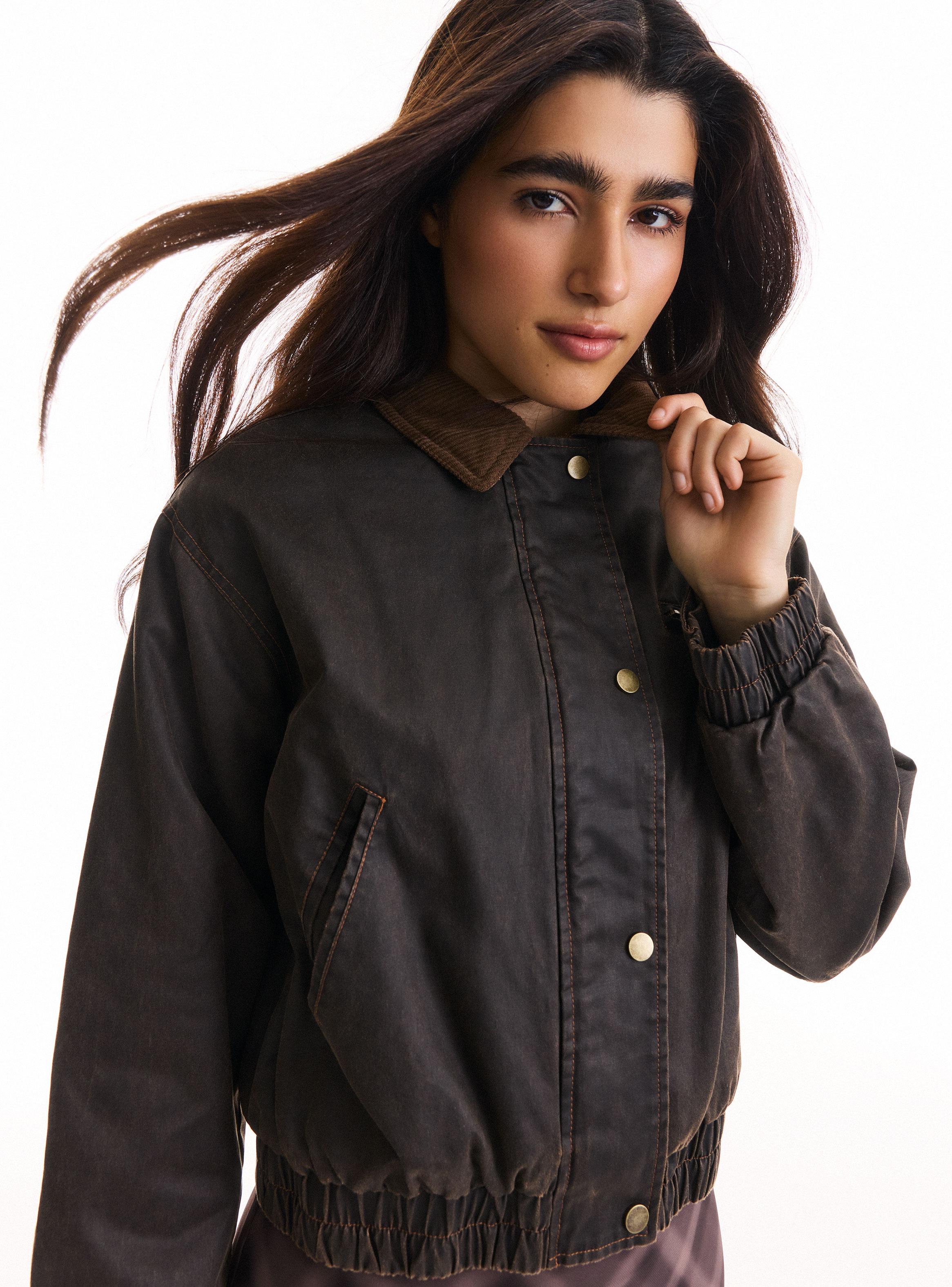 Chaqueta Corta con Detalle Cotelé en Cuello-2