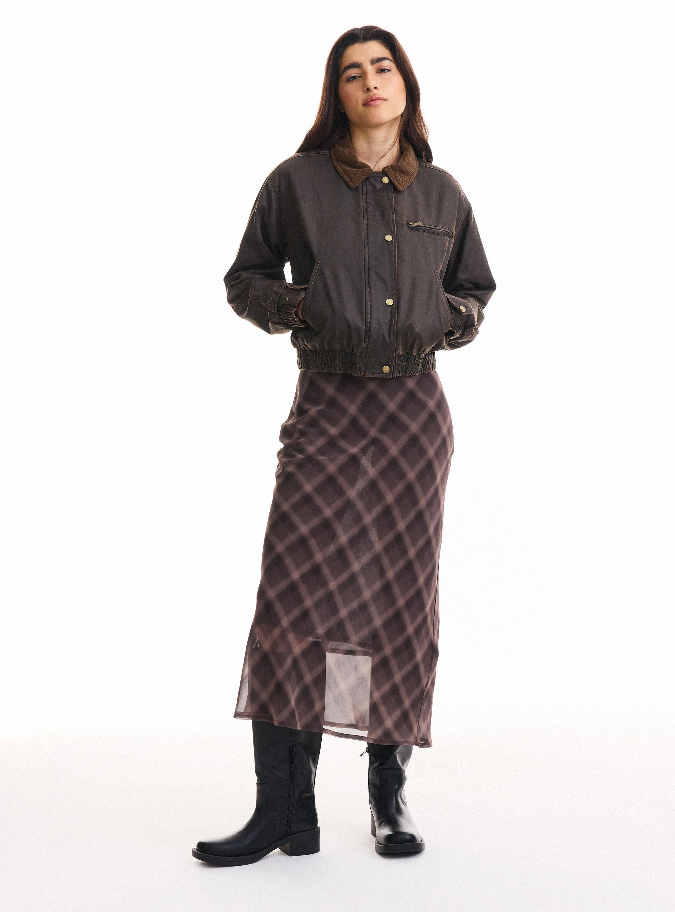 Chaqueta Corta con Detalle Cotelé en Cuello-4