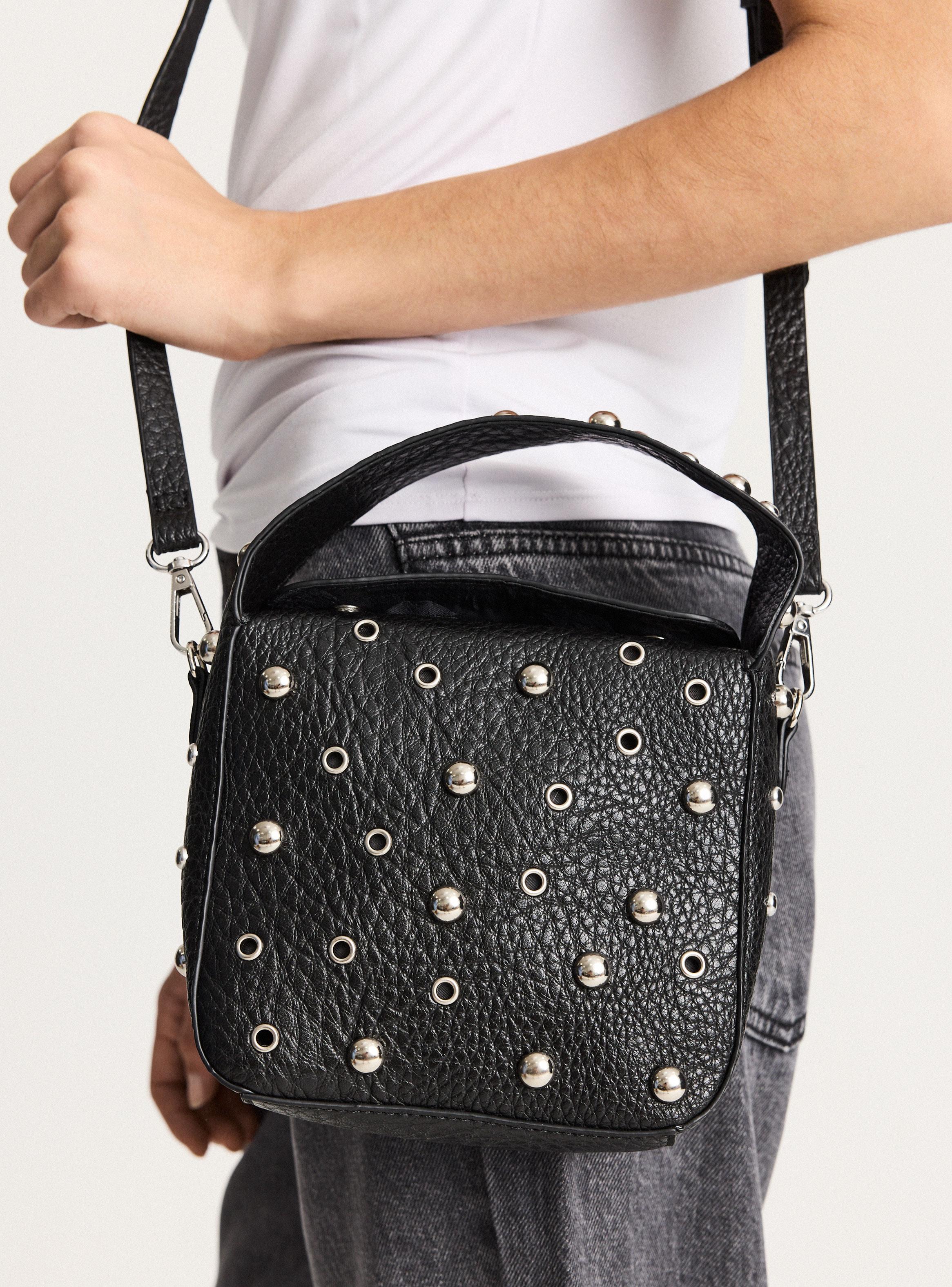 Cartera Tipo Bandolera Mini Tachas y Ojetillos-6