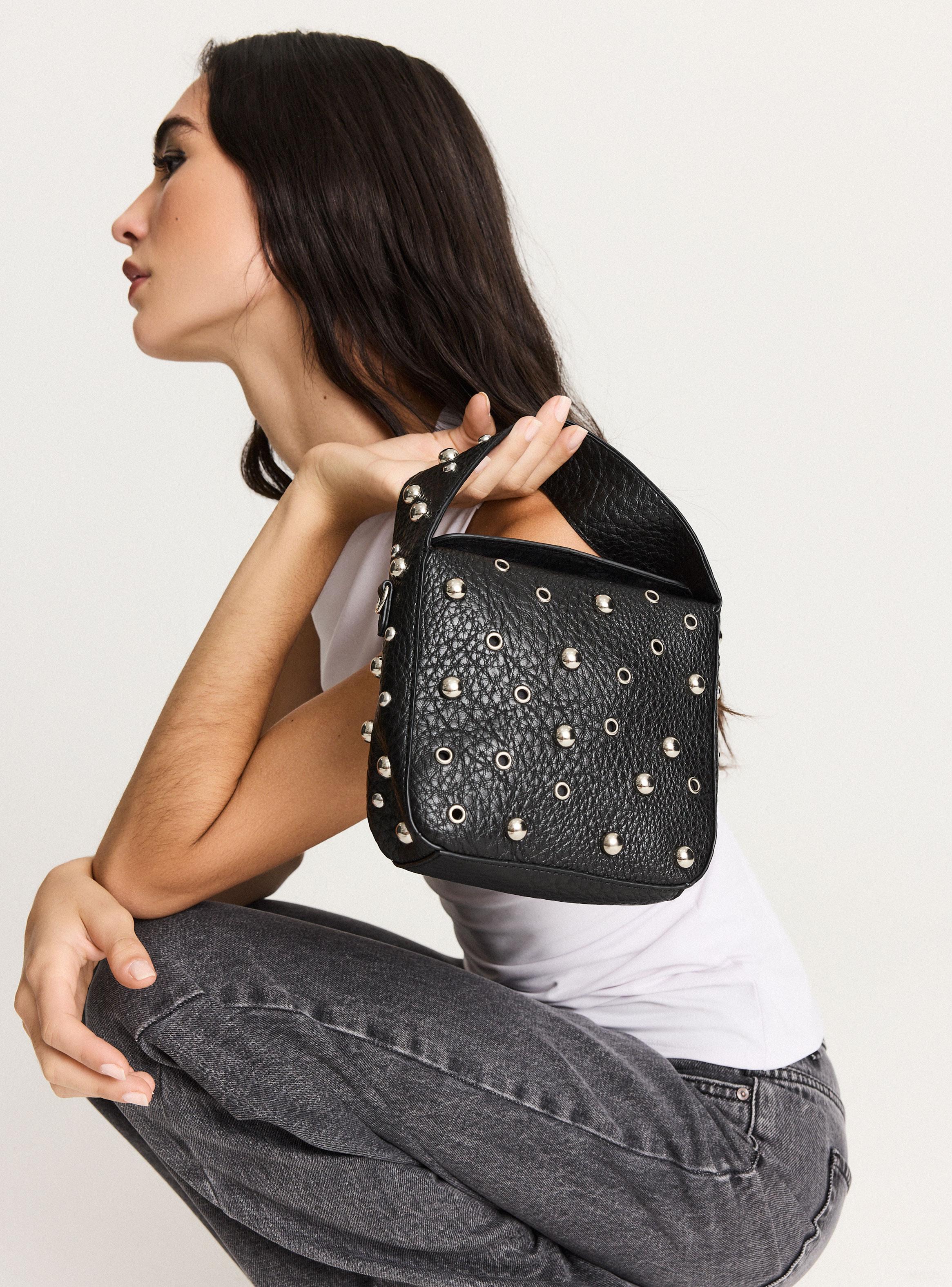 Cartera Tipo Bandolera Mini Tachas y Ojetillos-5