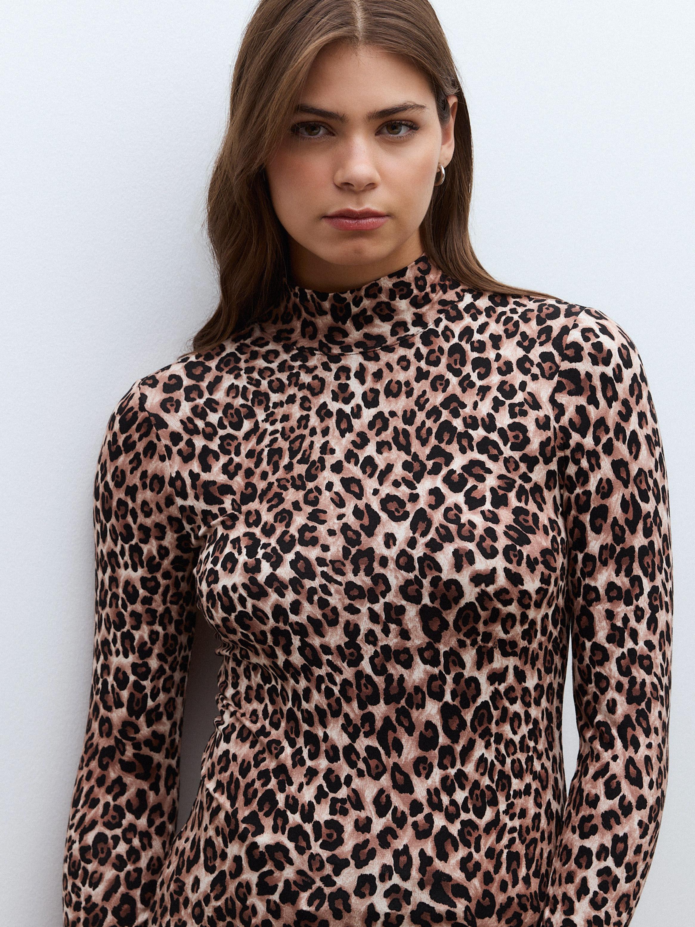 Polera Tipo Beatle de Cuello Mock en Tela Fluida Estampada-2