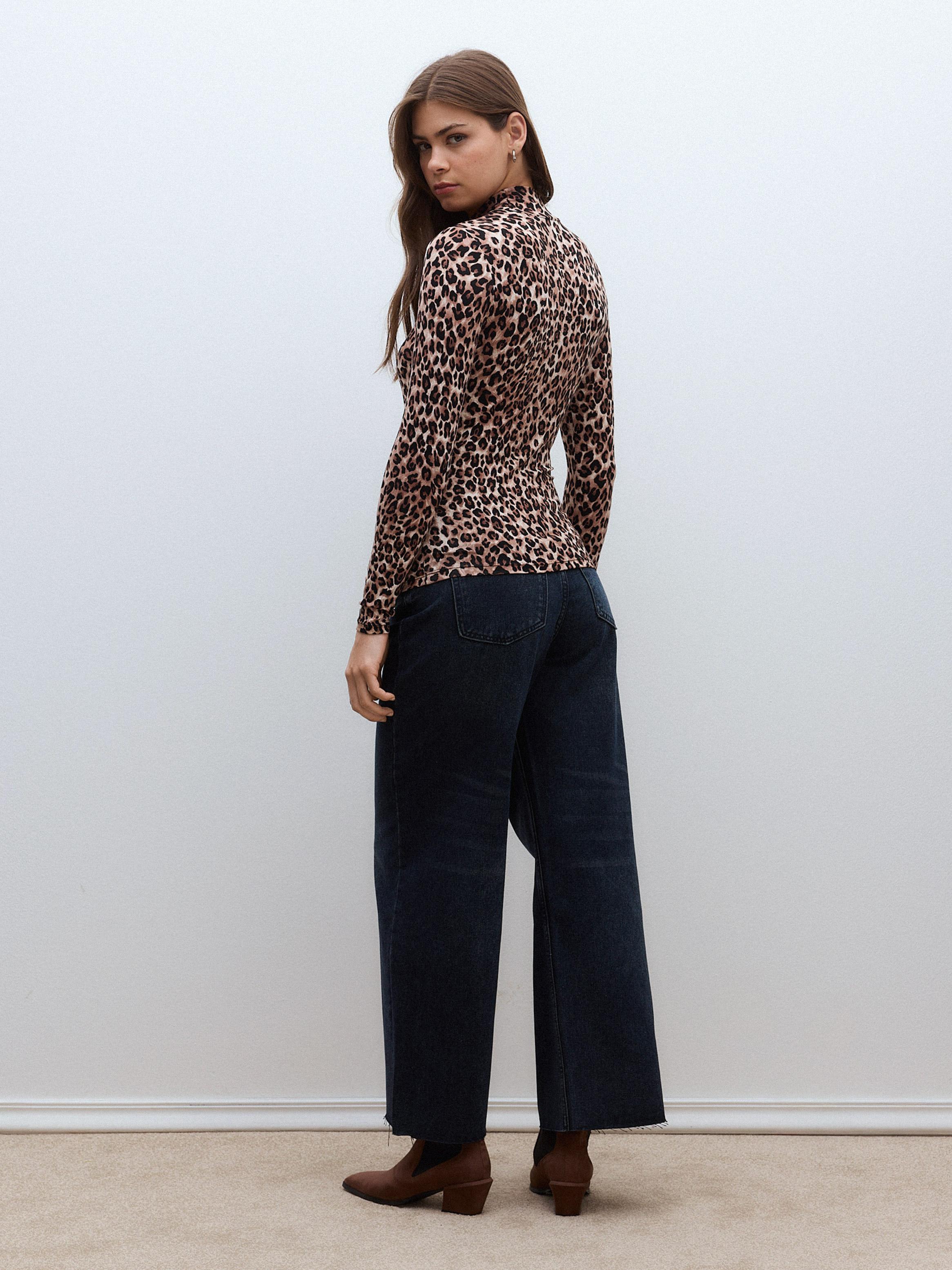 Polera Tipo Beatle de Cuello Mock en Tela Fluida Estampada-5