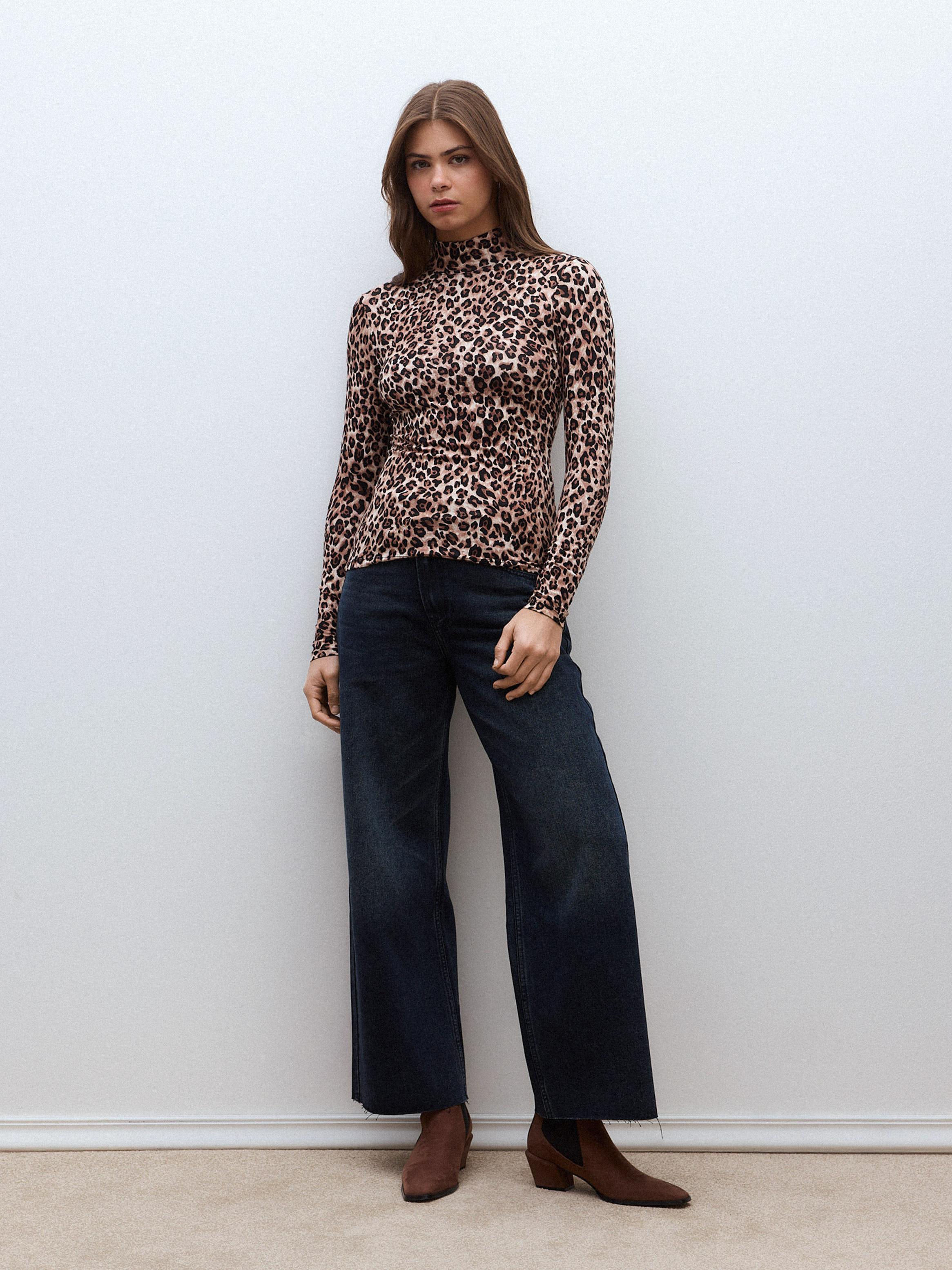 Polera Tipo Beatle de Cuello Mock en Tela Fluida Estampada-4