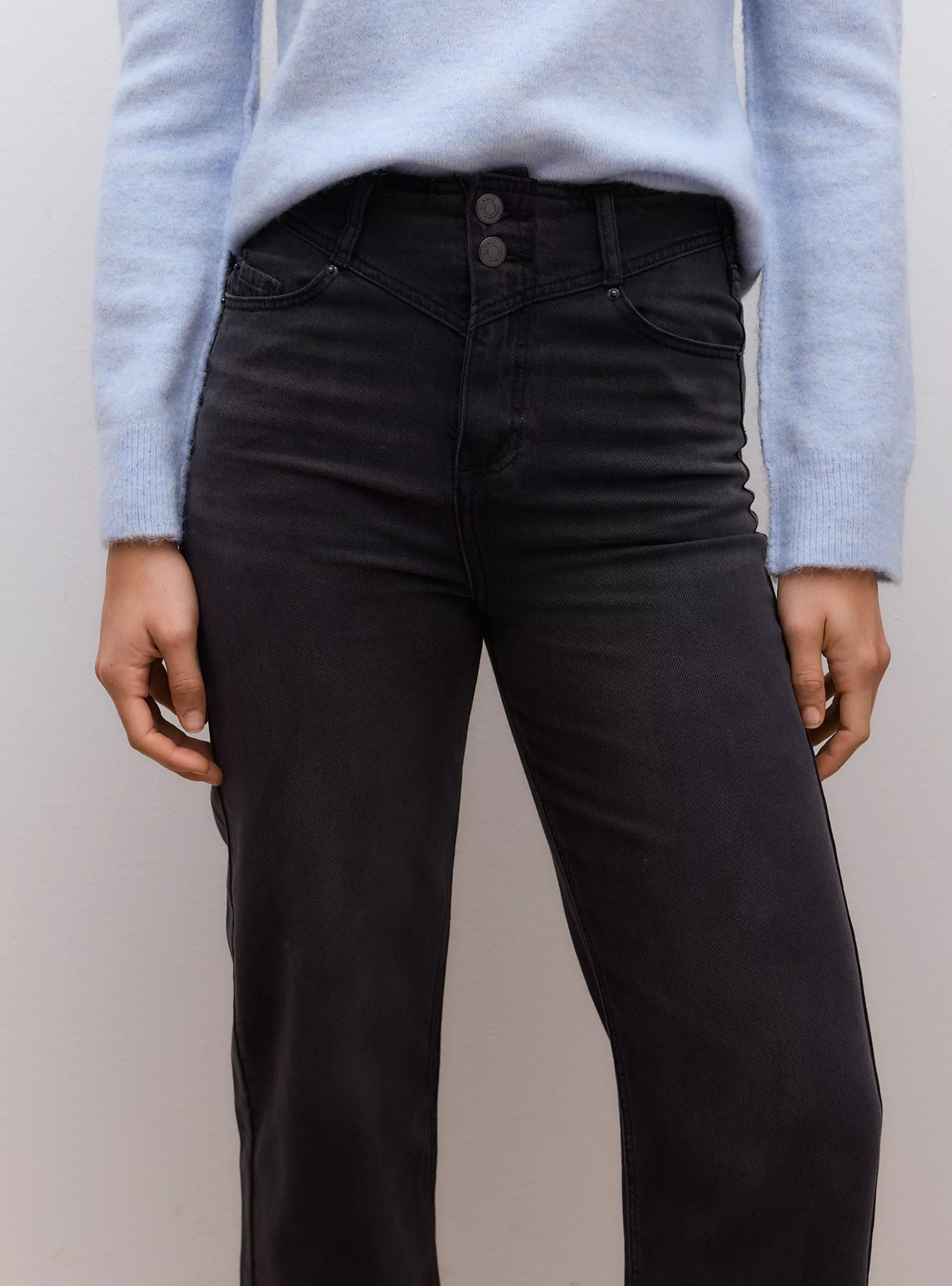 Jeans Straight Pretina en V con Doble Botón-2