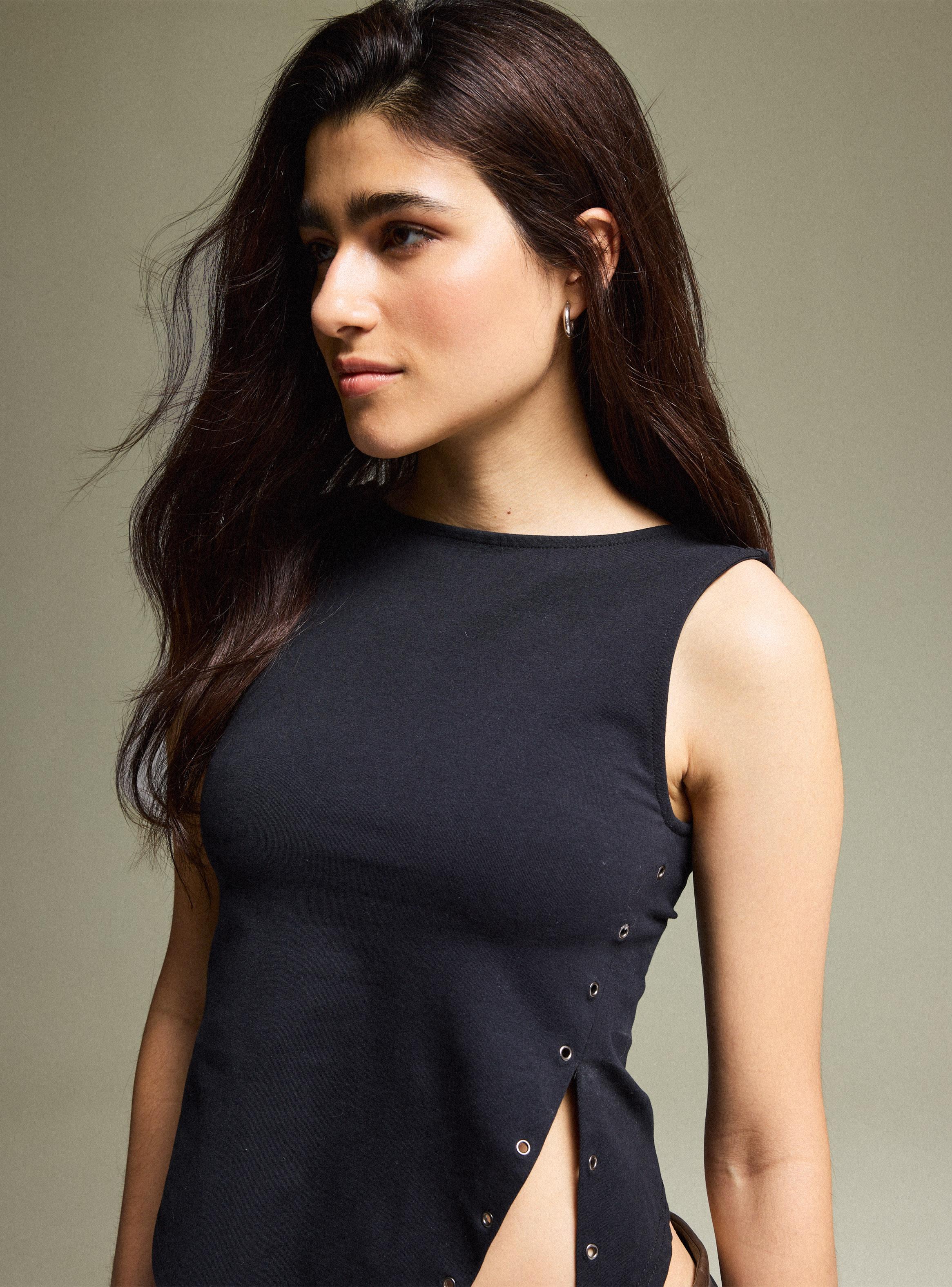 Polera con Detalle en Corte-2