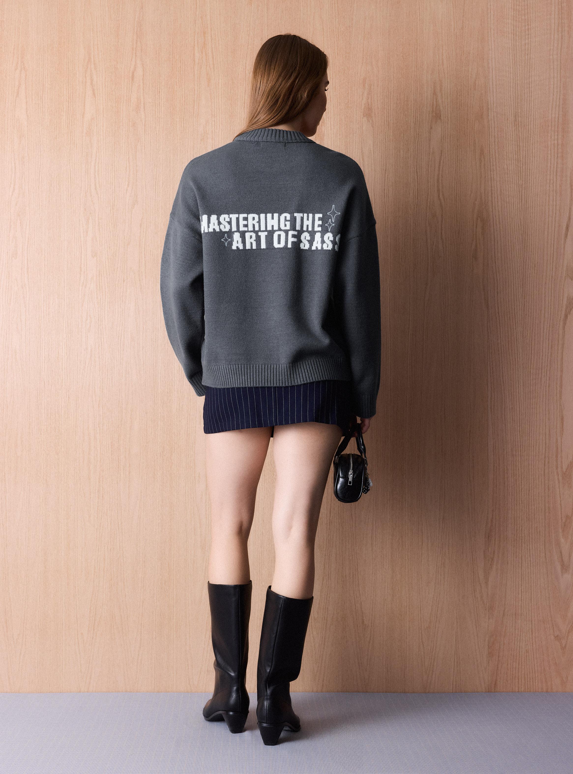 Sweater con Diseño en Espalda y Cuello Redondo-5