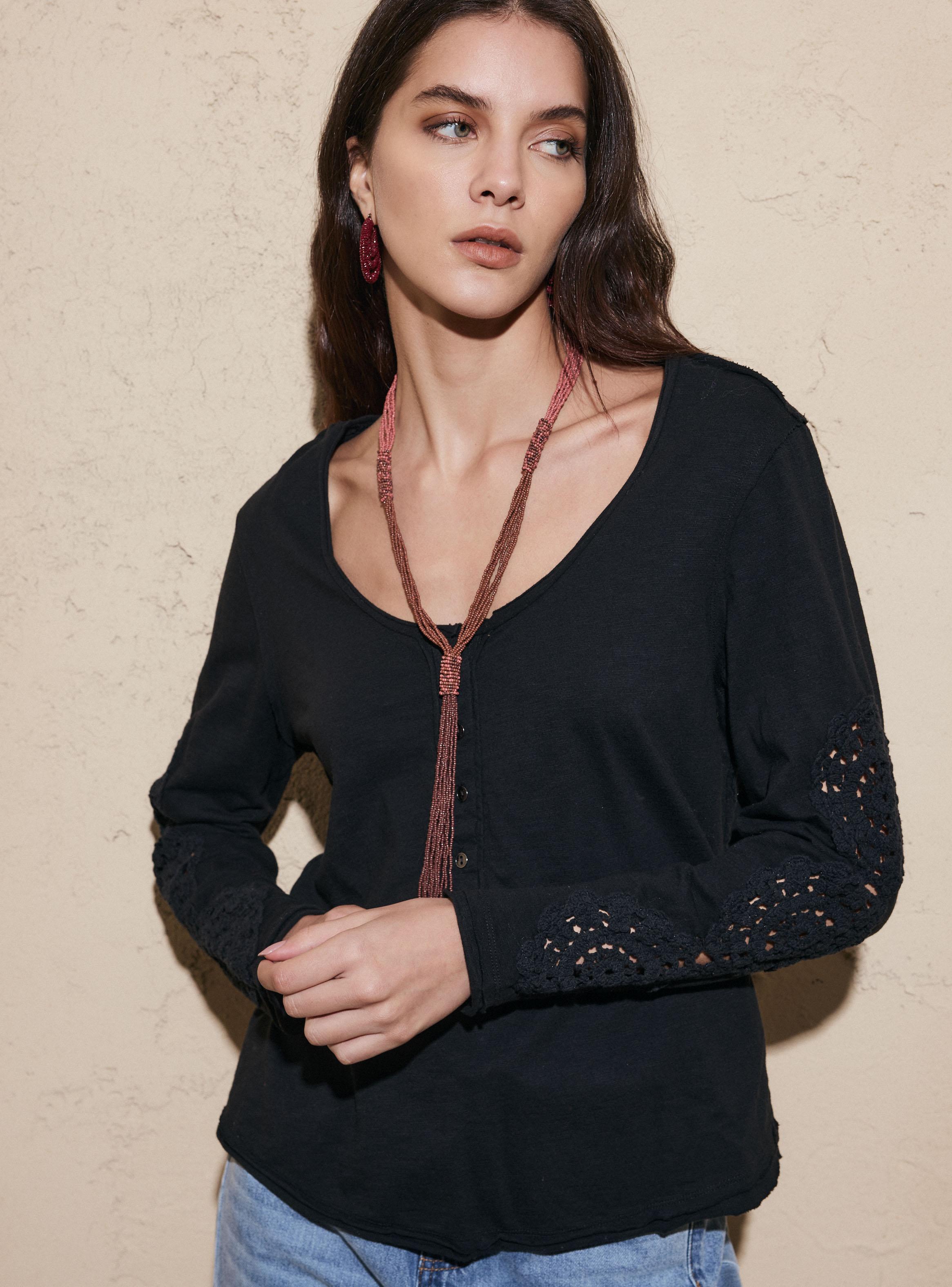 Polera con Detalle de Crochet en Mangas-2