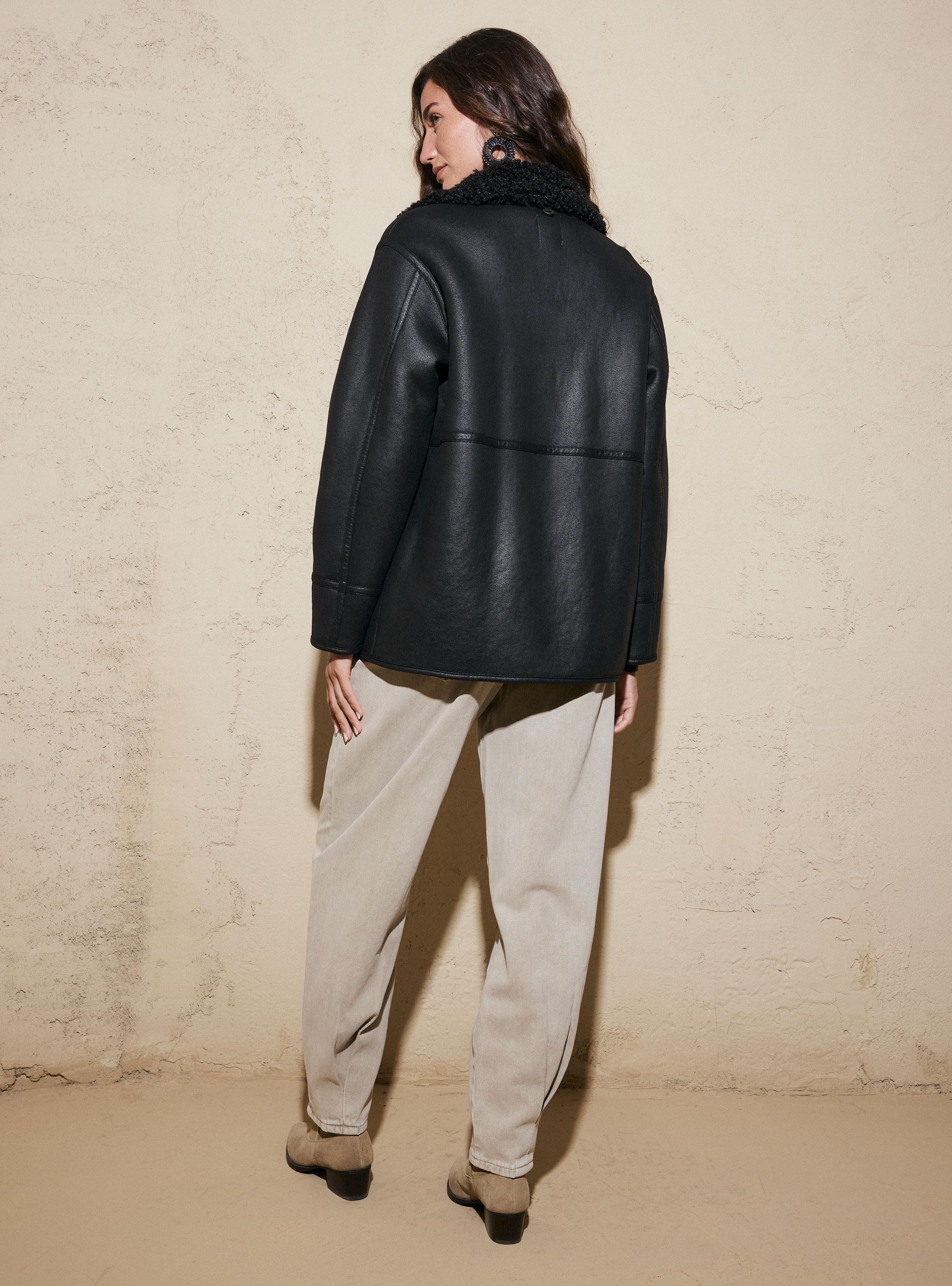 Chaqueta Coated Oversize en Cuero Vegano-5