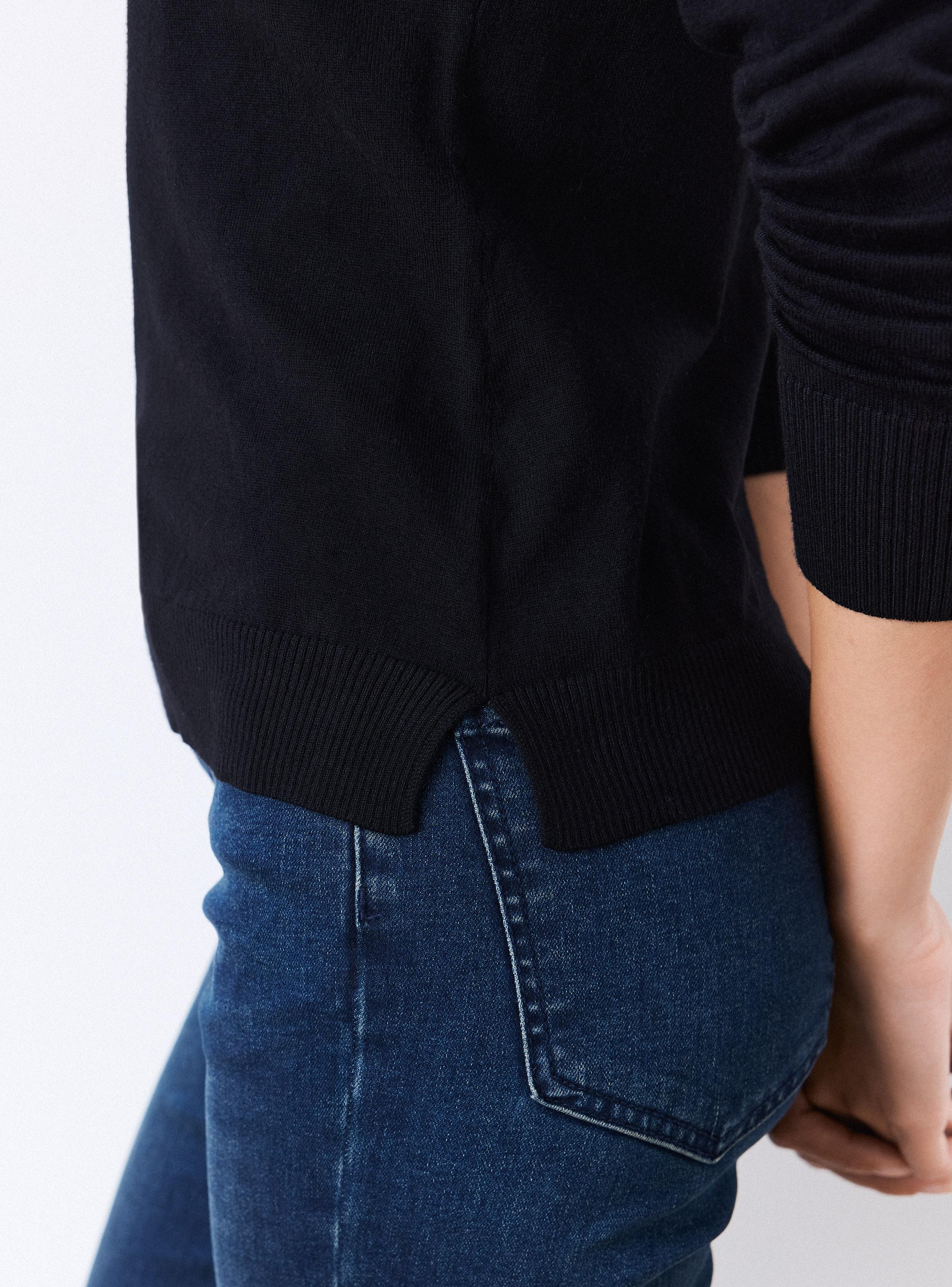 Sweater Básico Neutro Cuello V-3