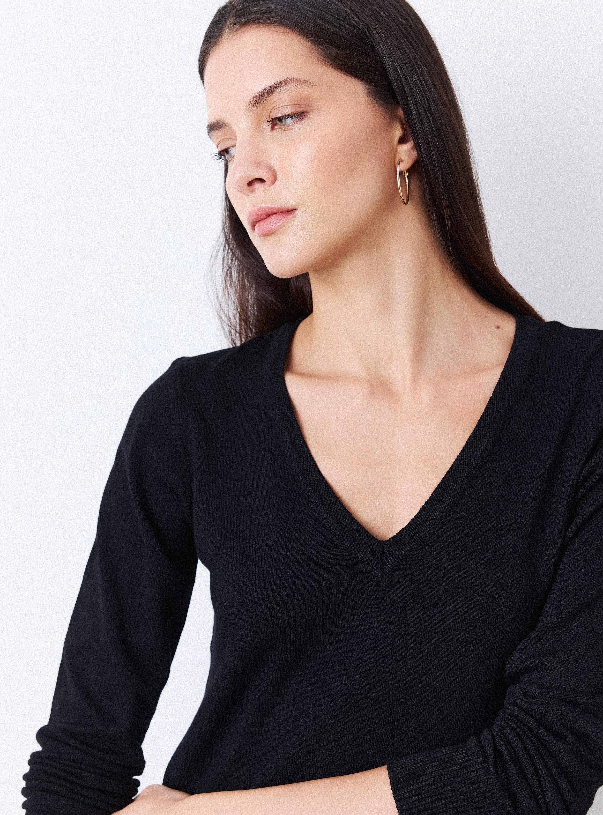 Sweater Básico Neutro Cuello V-2