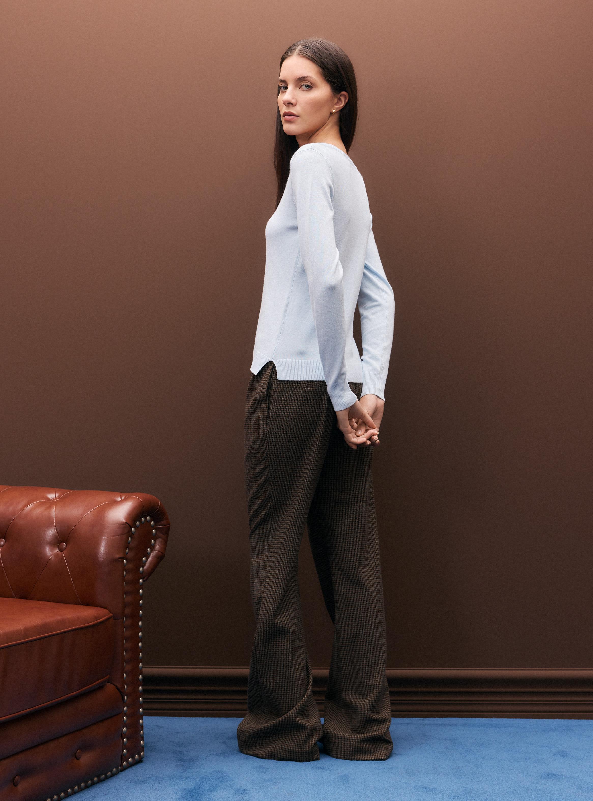 Sweater Básico Neutro Cuello V-5