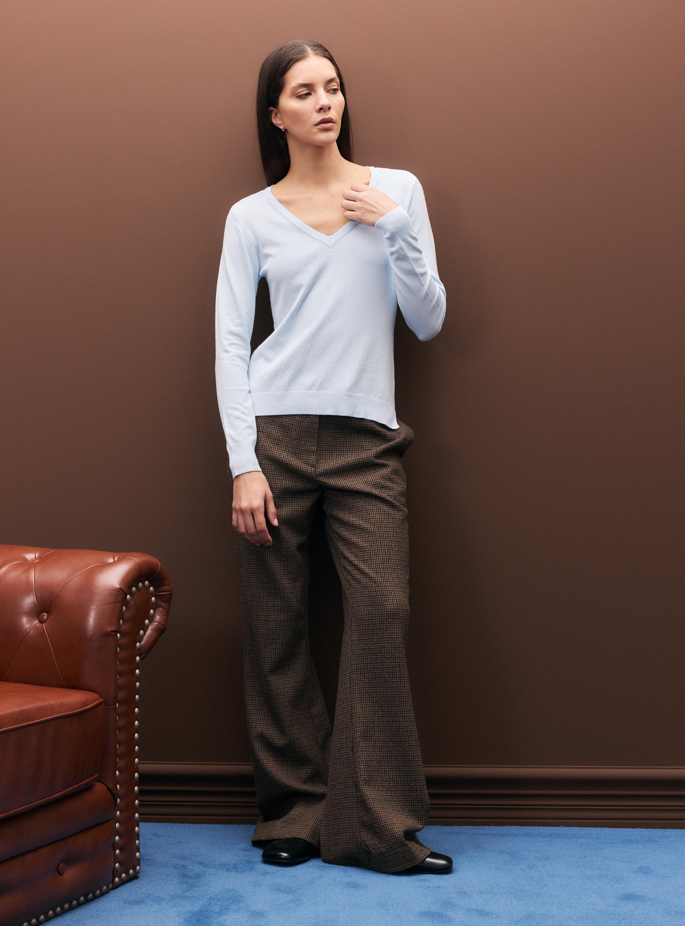 Sweater Básico Neutro Cuello V-4