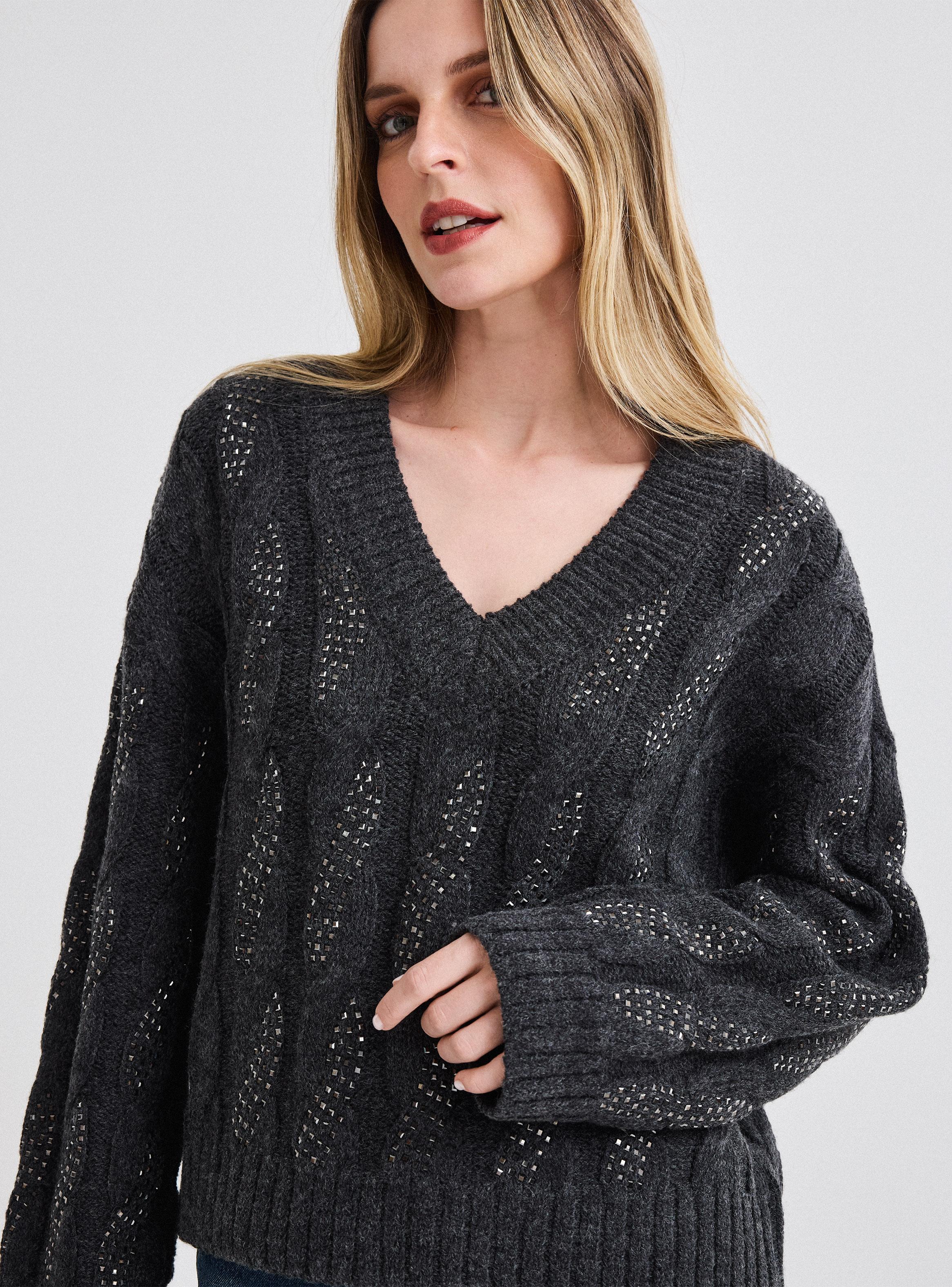 Sweater Cuello V con Trenzas y Aplicación Cristales-2