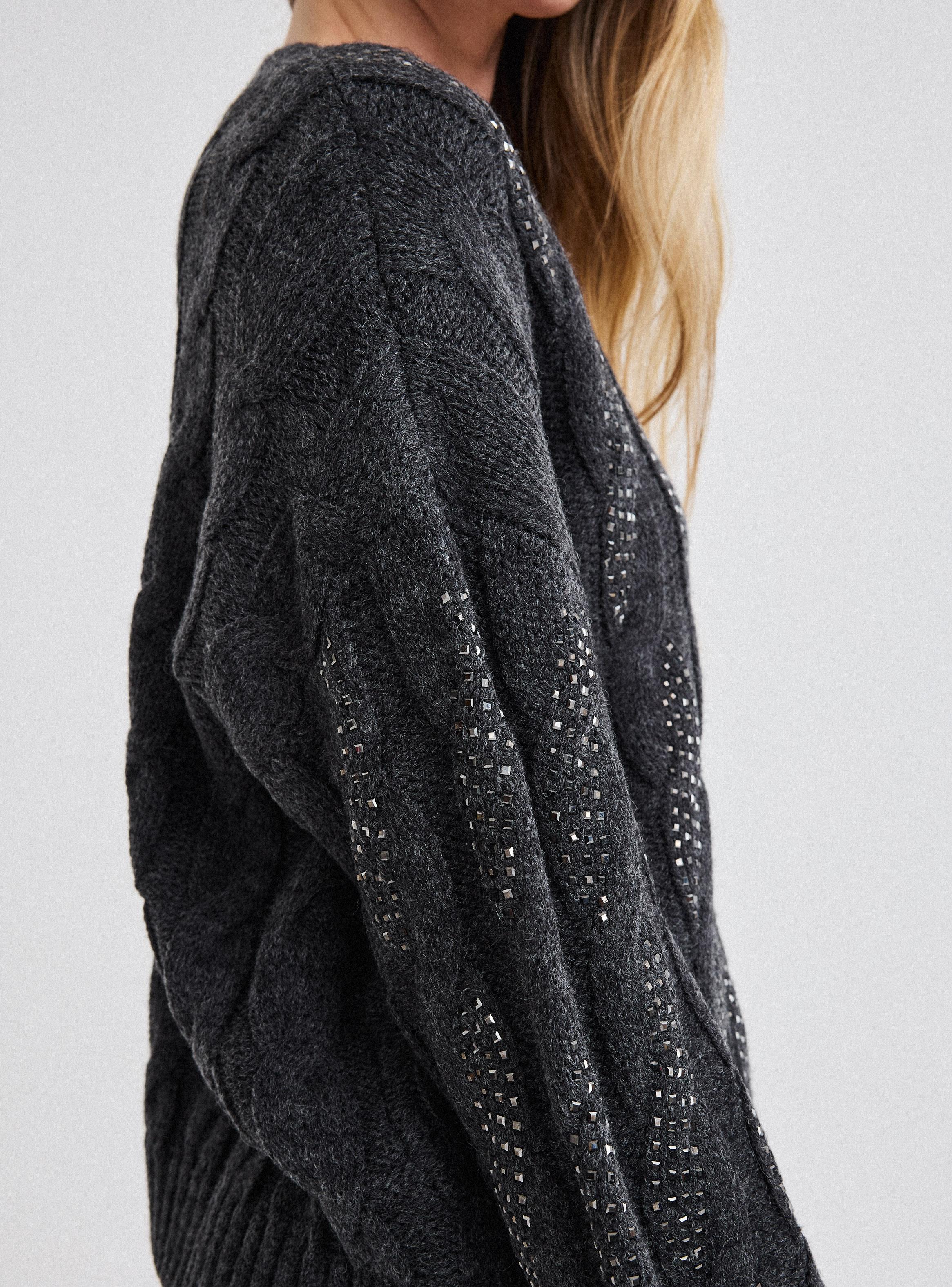 Sweater Cuello V con Trenzas y Aplicación Cristales-3