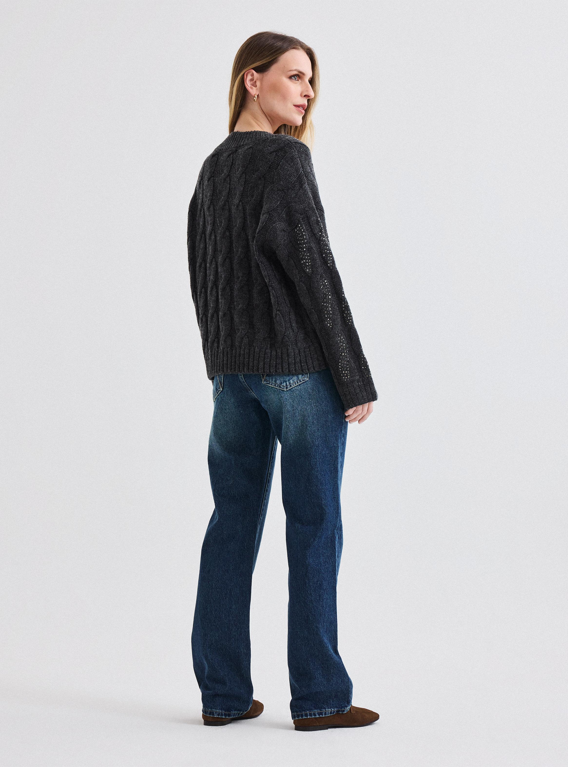 Sweater Cuello V con Trenzas y Aplicación Cristales-5