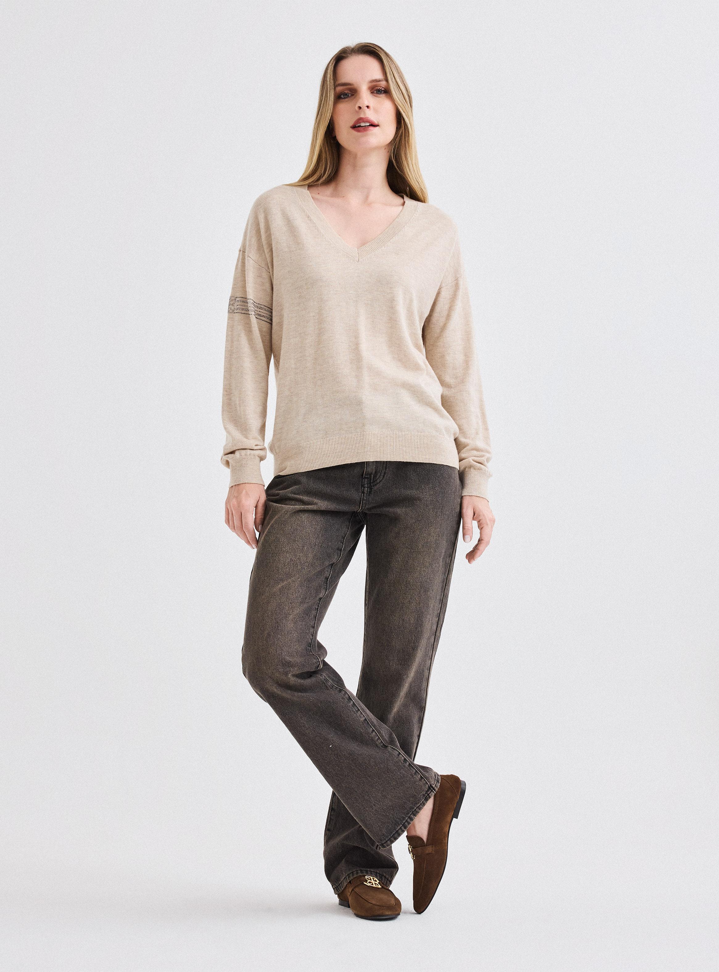 Sweater Cuello V con Aplicación de Cristales en Manga-4