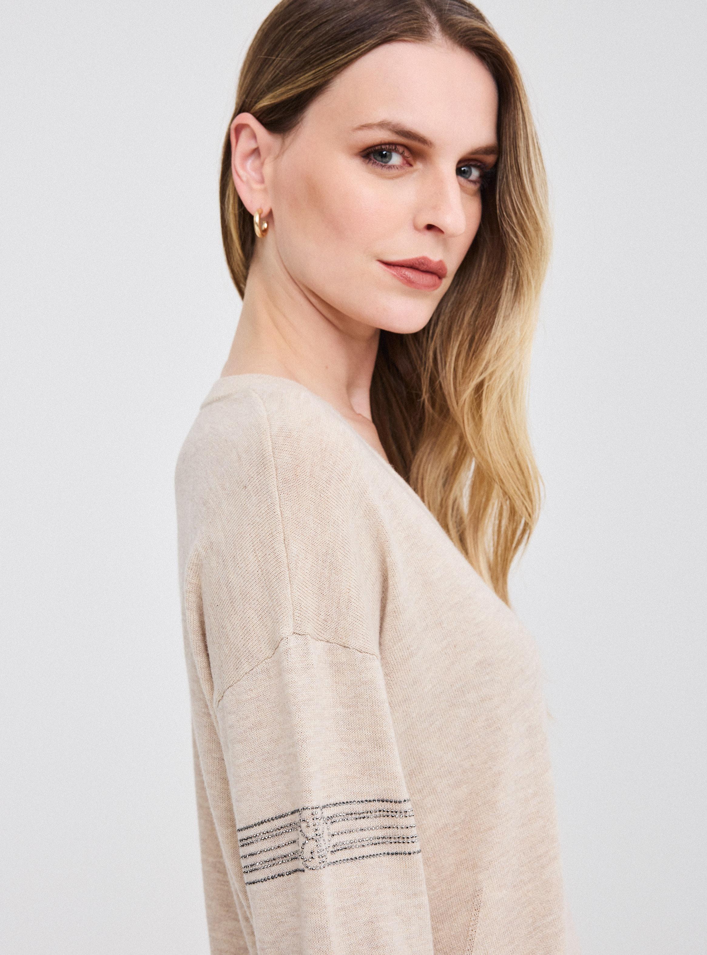 Sweater Cuello V con Aplicación de Cristales en Manga-3