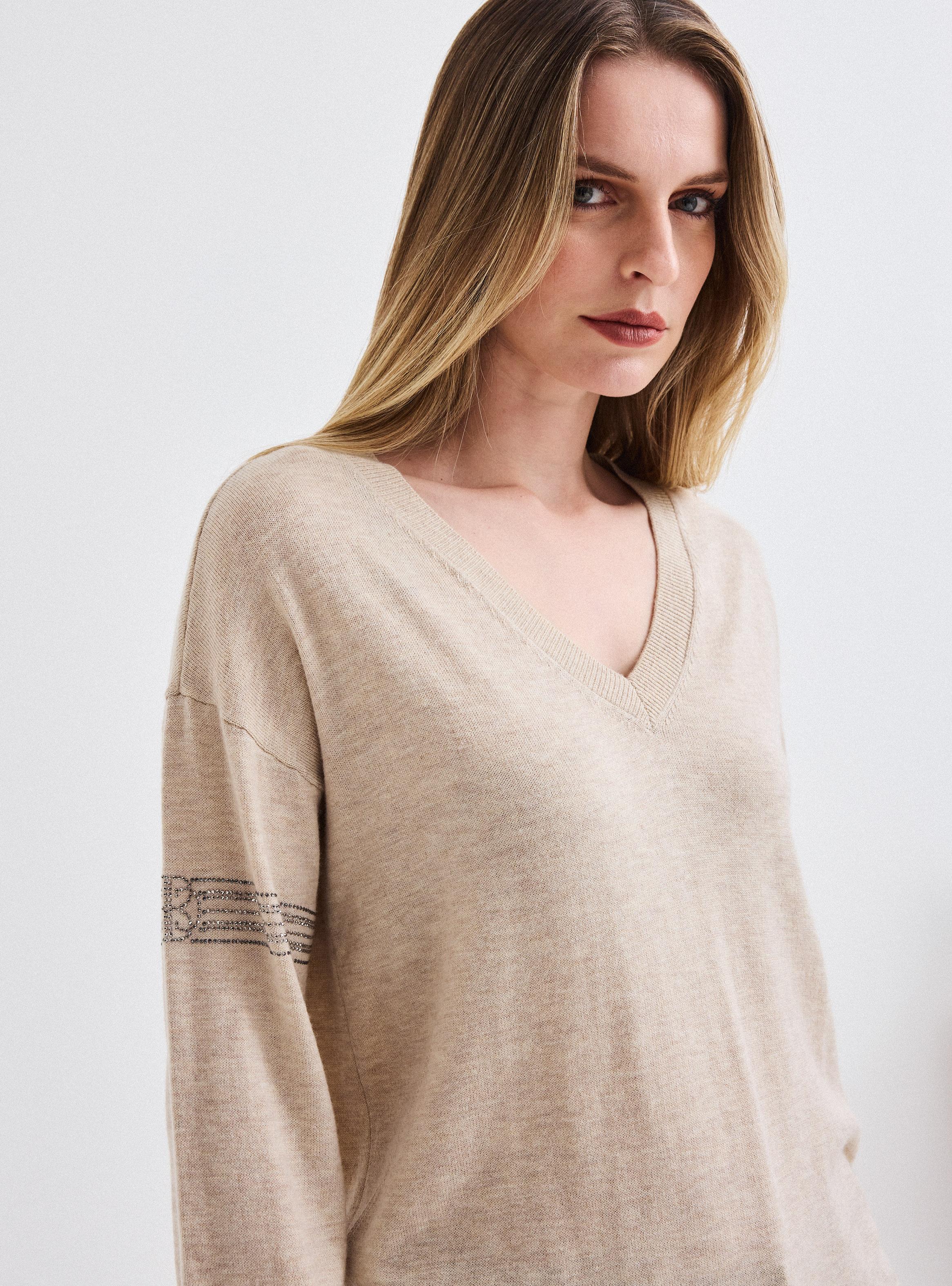Sweater Cuello V con Aplicación de Cristales en Manga-2