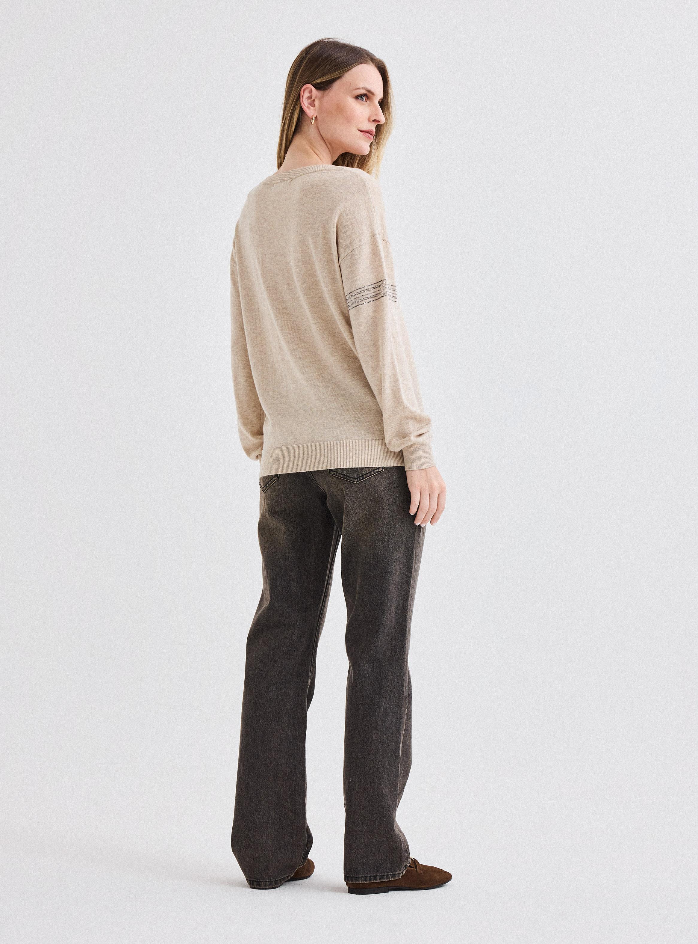 Sweater Cuello V con Aplicación de Cristales en Manga-5