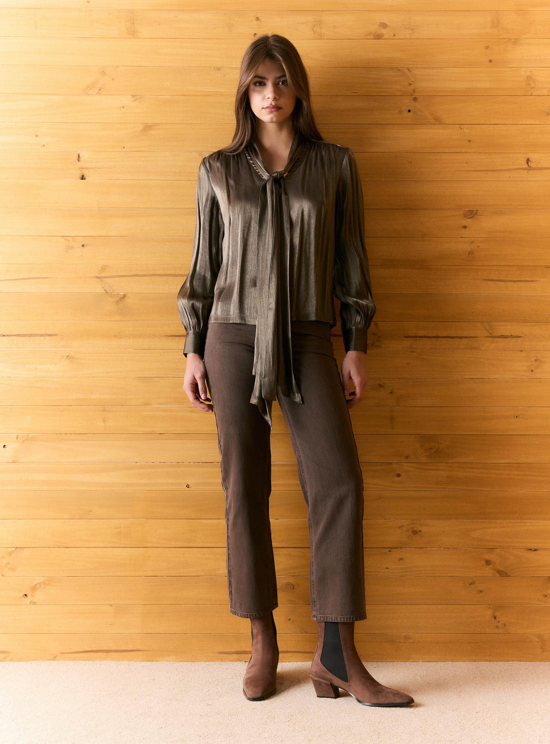 Blusa con Brillo Tornasolado y Lazo al Cuello-4