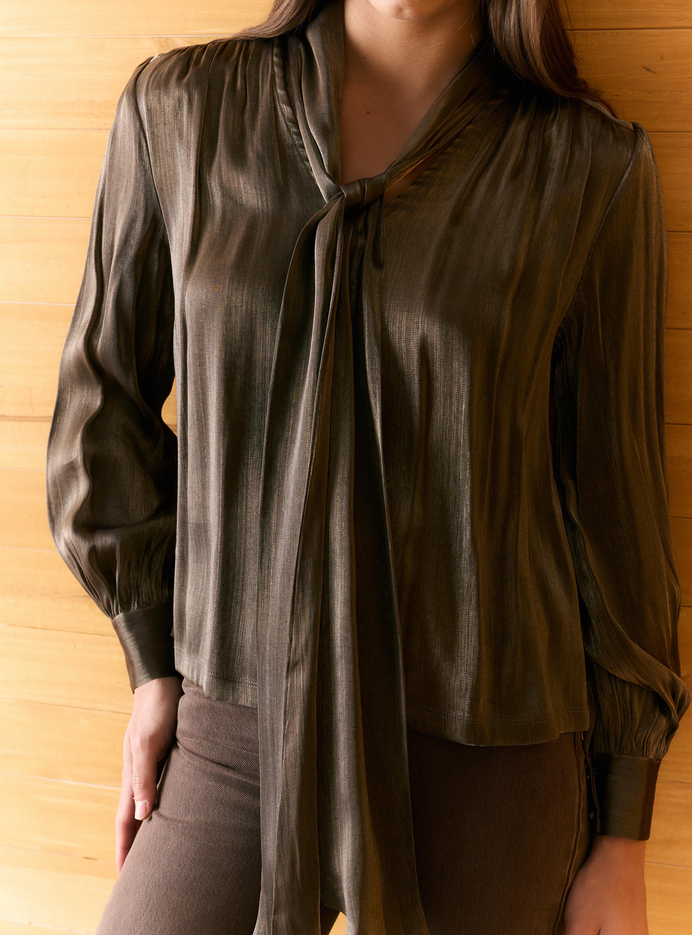 Blusa con Brillo Tornasolado y Lazo al Cuello-3