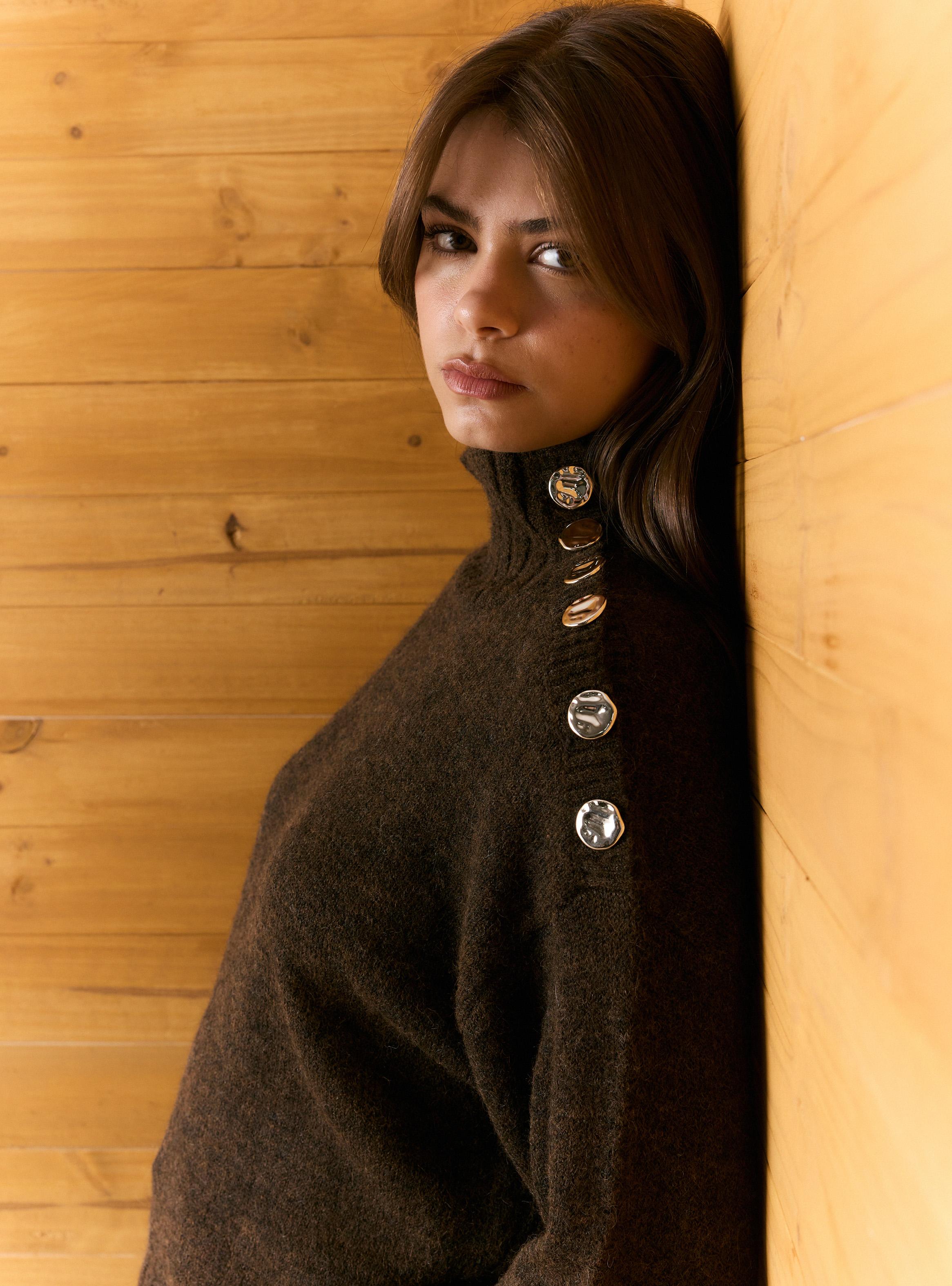 Sweater de Cuello Alto y Botones Dorados en Hombro-3